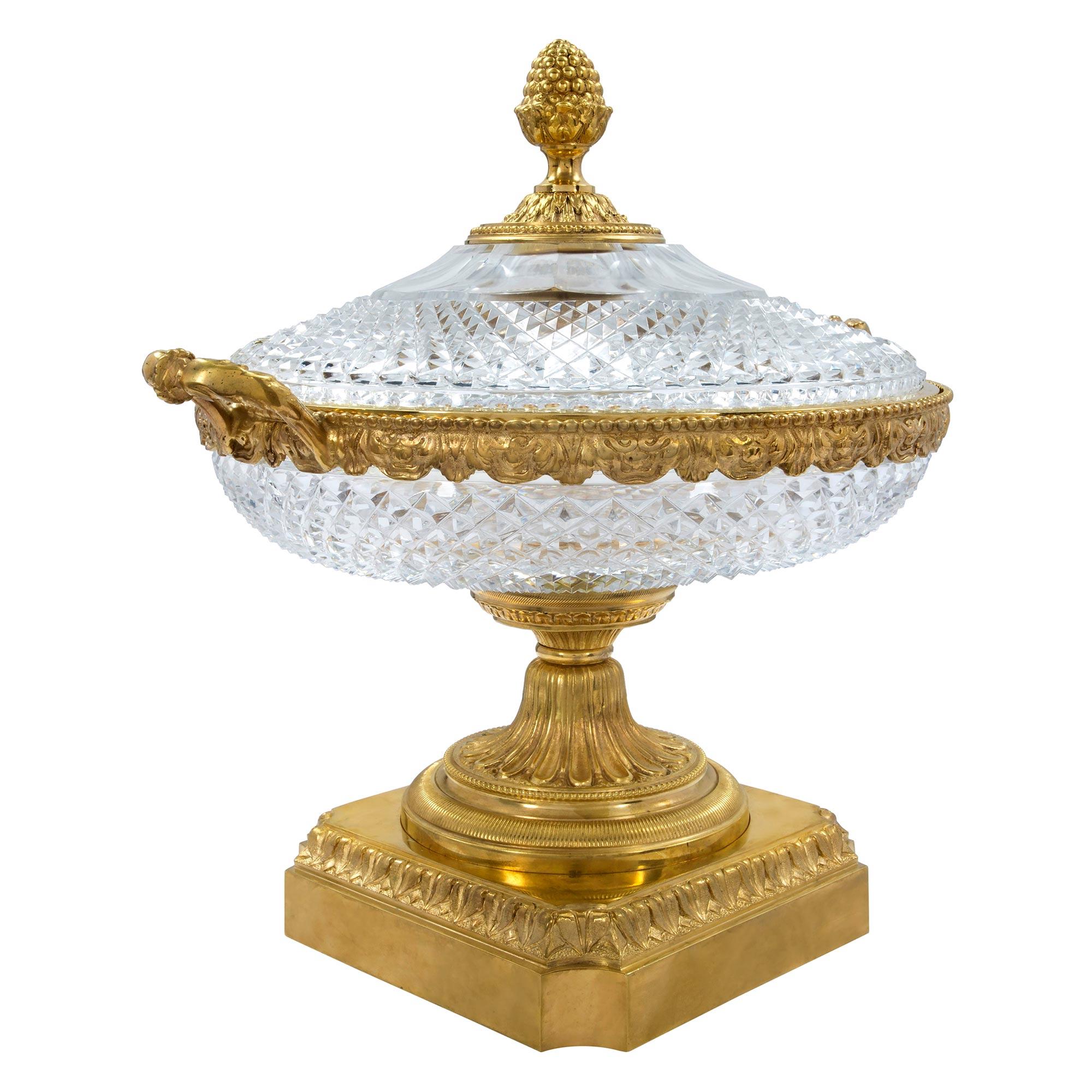 Français Centre de table français de style Louis XVI du milieu du XIXe siècle en cristal de Baccarat et bronze doré en vente