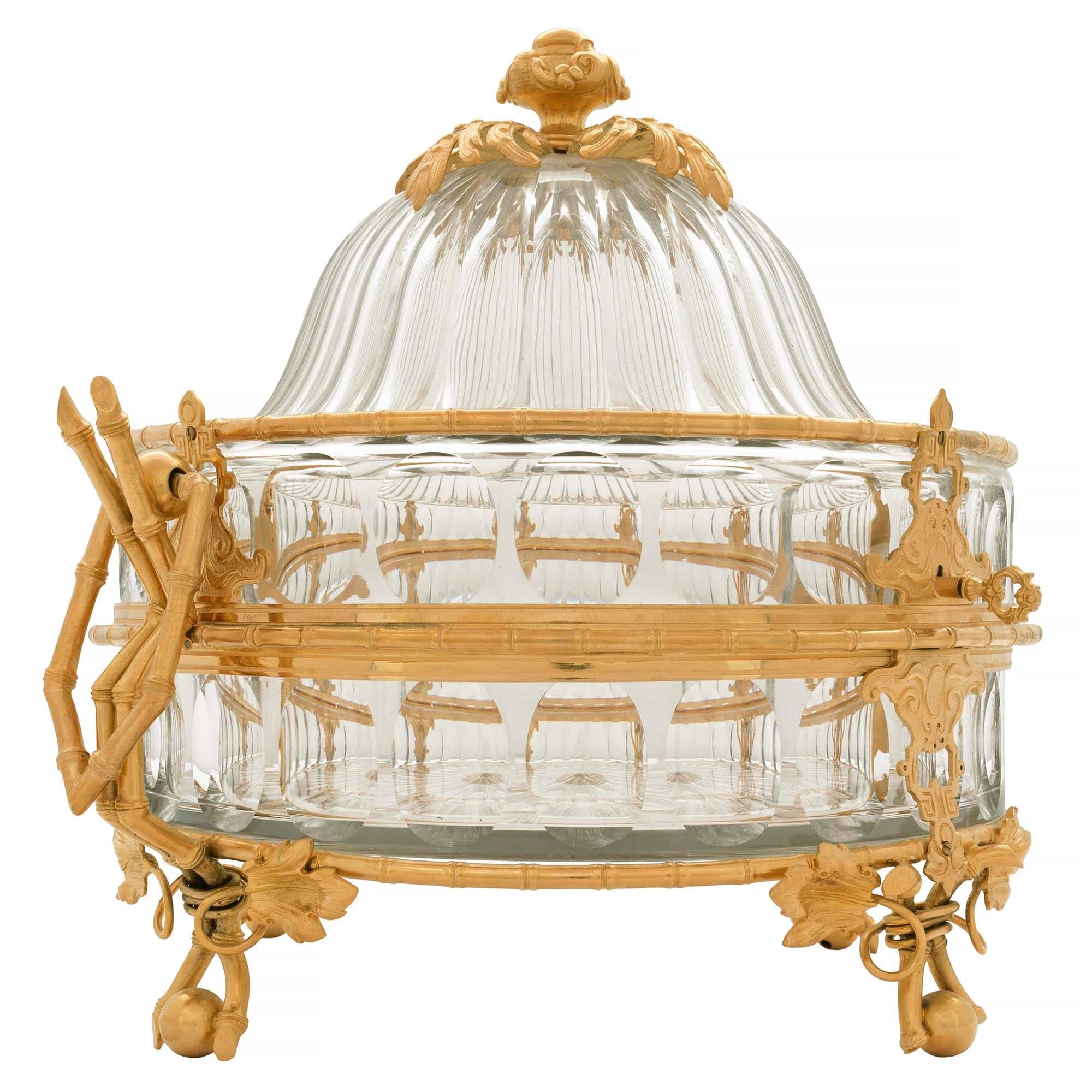Français Coffret français de style Louis XVI du milieu du XIXe siècle en cristal de Baccarat et bronze doré en vente