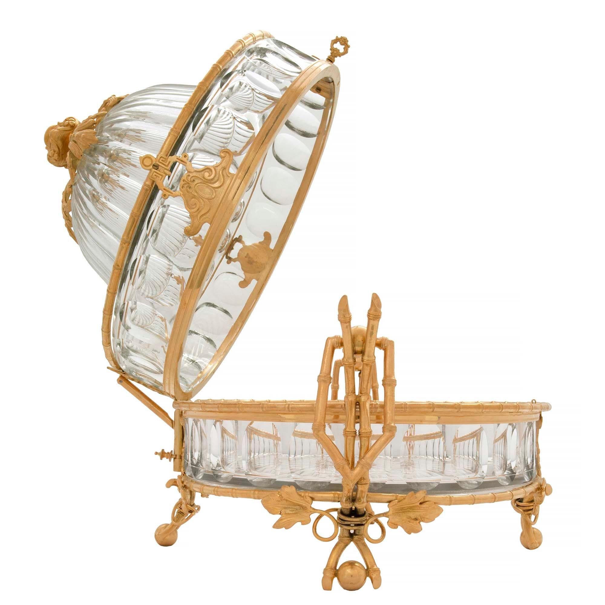 Coffret français de style Louis XVI du milieu du XIXe siècle en cristal de Baccarat et bronze doré Bon état - En vente à West Palm Beach, FL