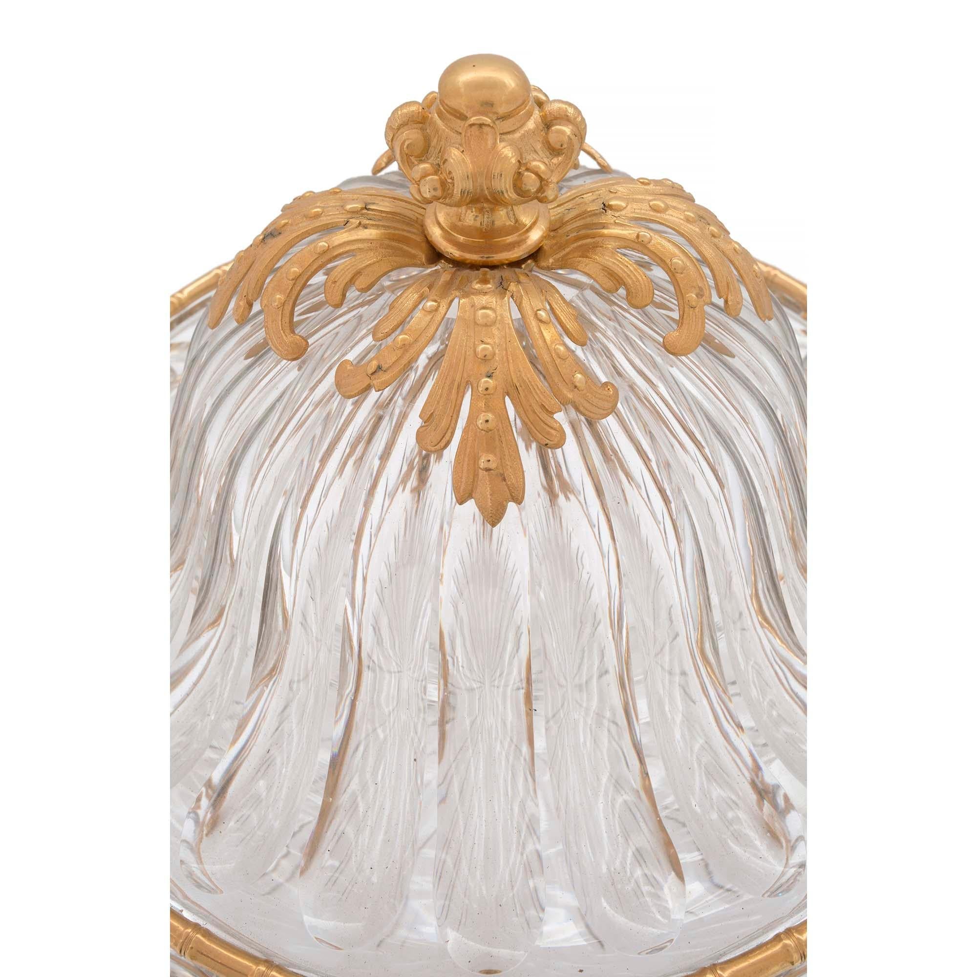 Cristal Coffret français de style Louis XVI du milieu du XIXe siècle en cristal de Baccarat et bronze doré en vente