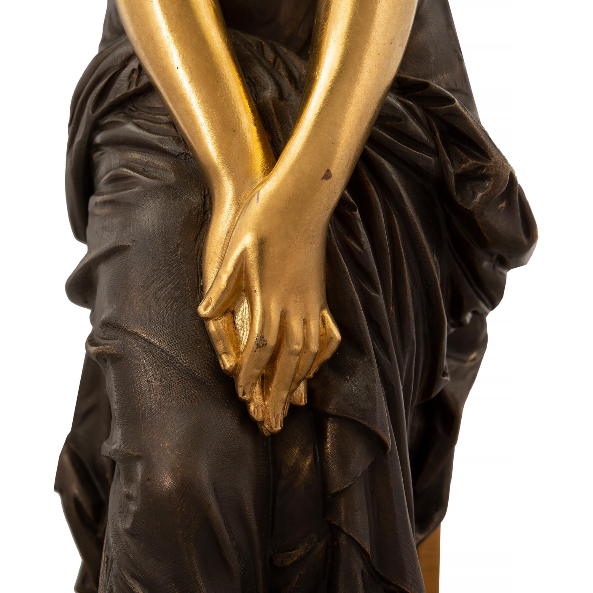 Statue française de style Louis XVI du milieu du XIXe siècle en bronze et bronze doré par Schoenwerck en vente 4
