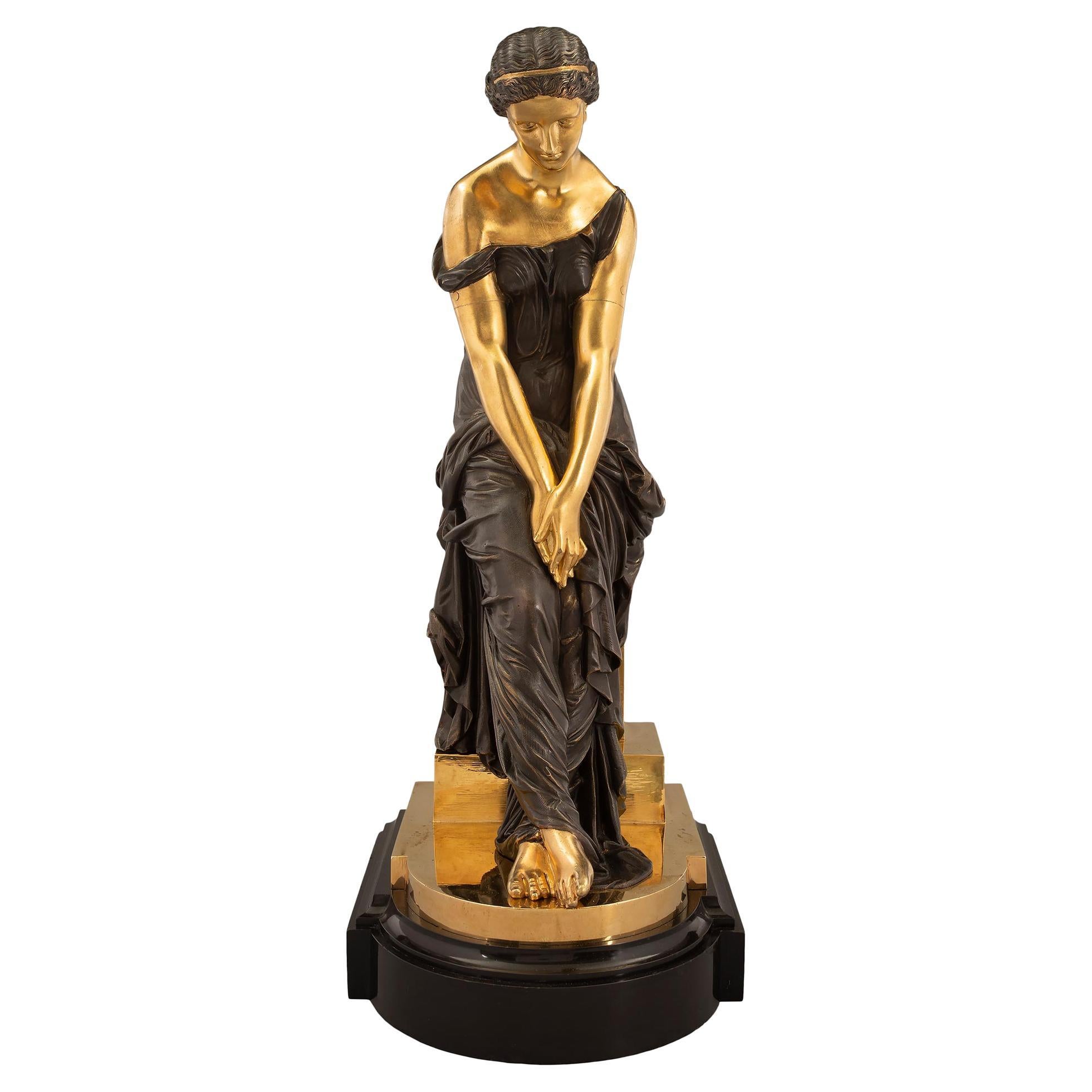 Statue française de style Louis XVI du milieu du XIXe siècle en bronze et bronze doré par Schoenwerck en vente
