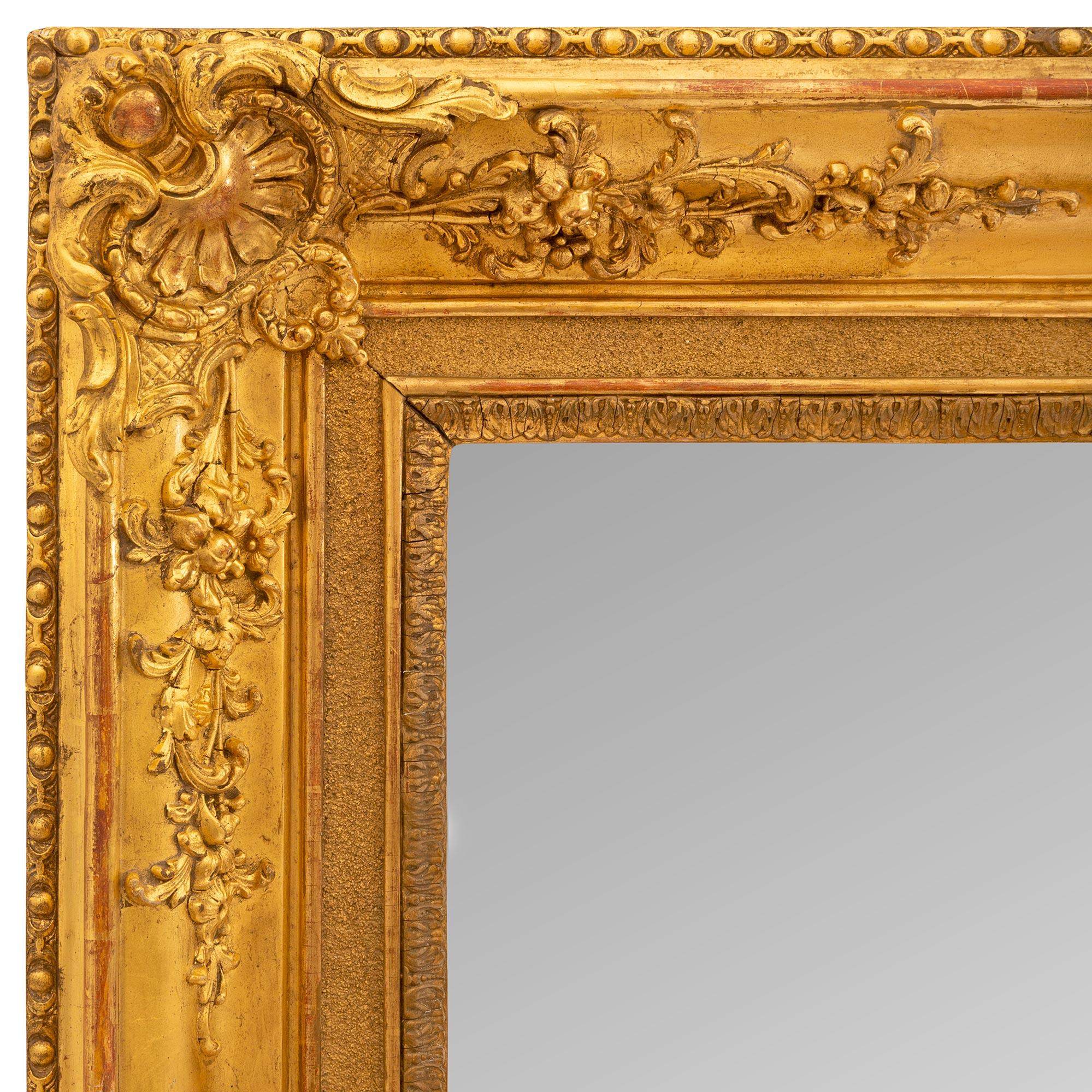 Fein geschnitzter Spiegel aus vergoldetem Holz im Louis-XVI-Stil aus der Mitte des 19. Jahrhunderts (Französisch) im Angebot