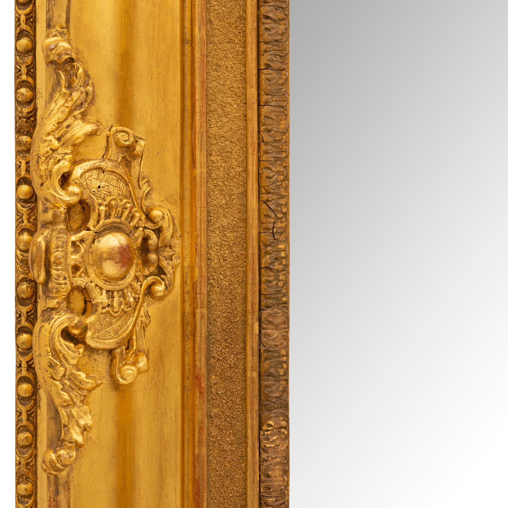 Fein geschnitzter Spiegel aus vergoldetem Holz im Louis-XVI-Stil aus der Mitte des 19. Jahrhunderts im Zustand „Gut“ im Angebot in West Palm Beach, FL