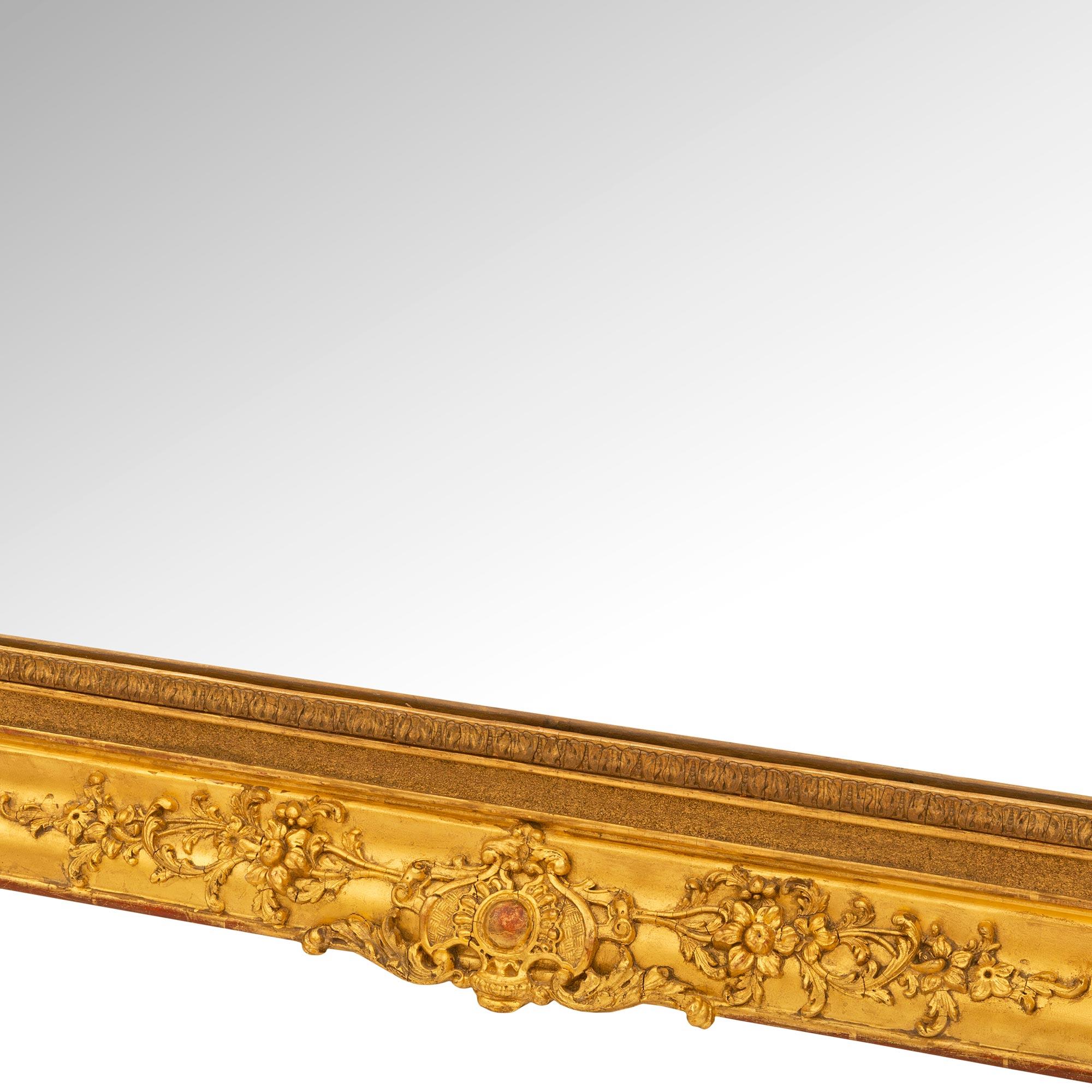Fein geschnitzter Spiegel aus vergoldetem Holz im Louis-XVI-Stil aus der Mitte des 19. Jahrhunderts im Angebot 1