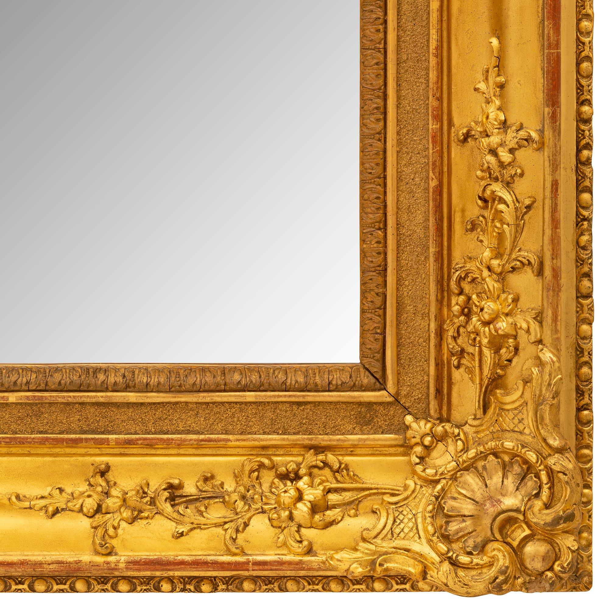 Fein geschnitzter Spiegel aus vergoldetem Holz im Louis-XVI-Stil aus der Mitte des 19. Jahrhunderts im Angebot 2