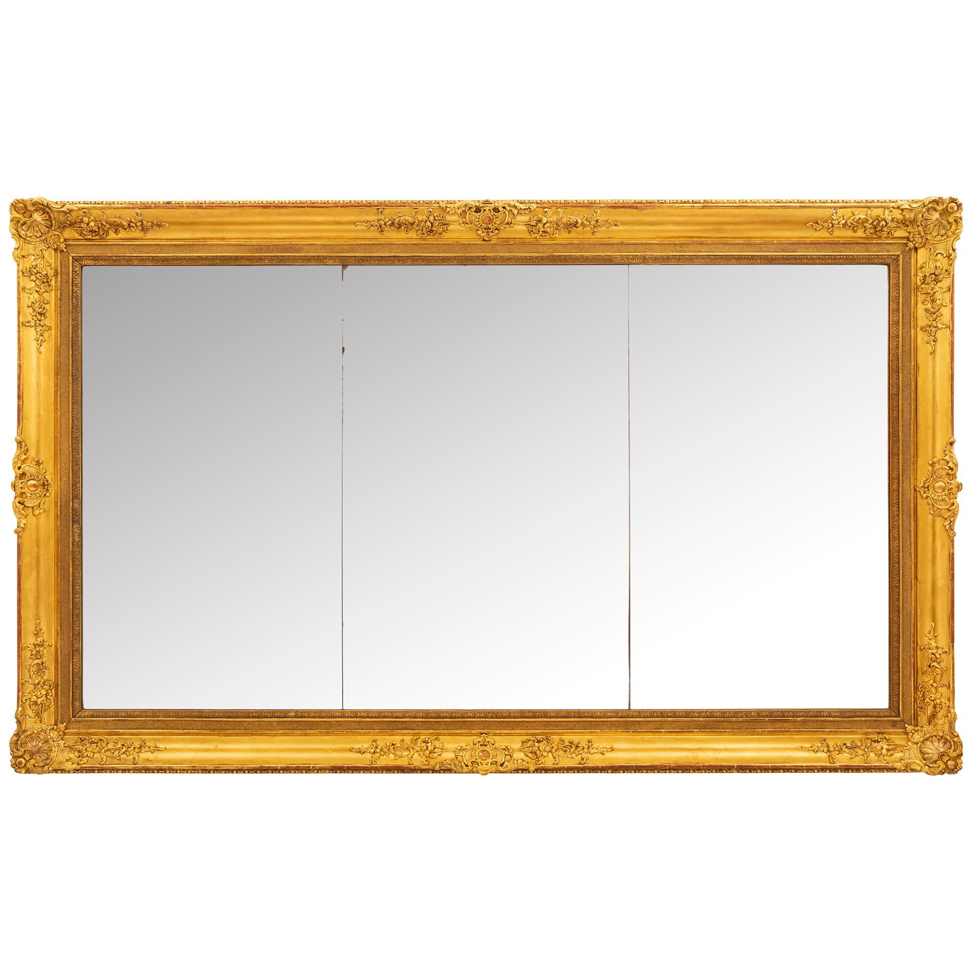 Fein geschnitzter Spiegel aus vergoldetem Holz im Louis-XVI-Stil aus der Mitte des 19. Jahrhunderts im Angebot 3