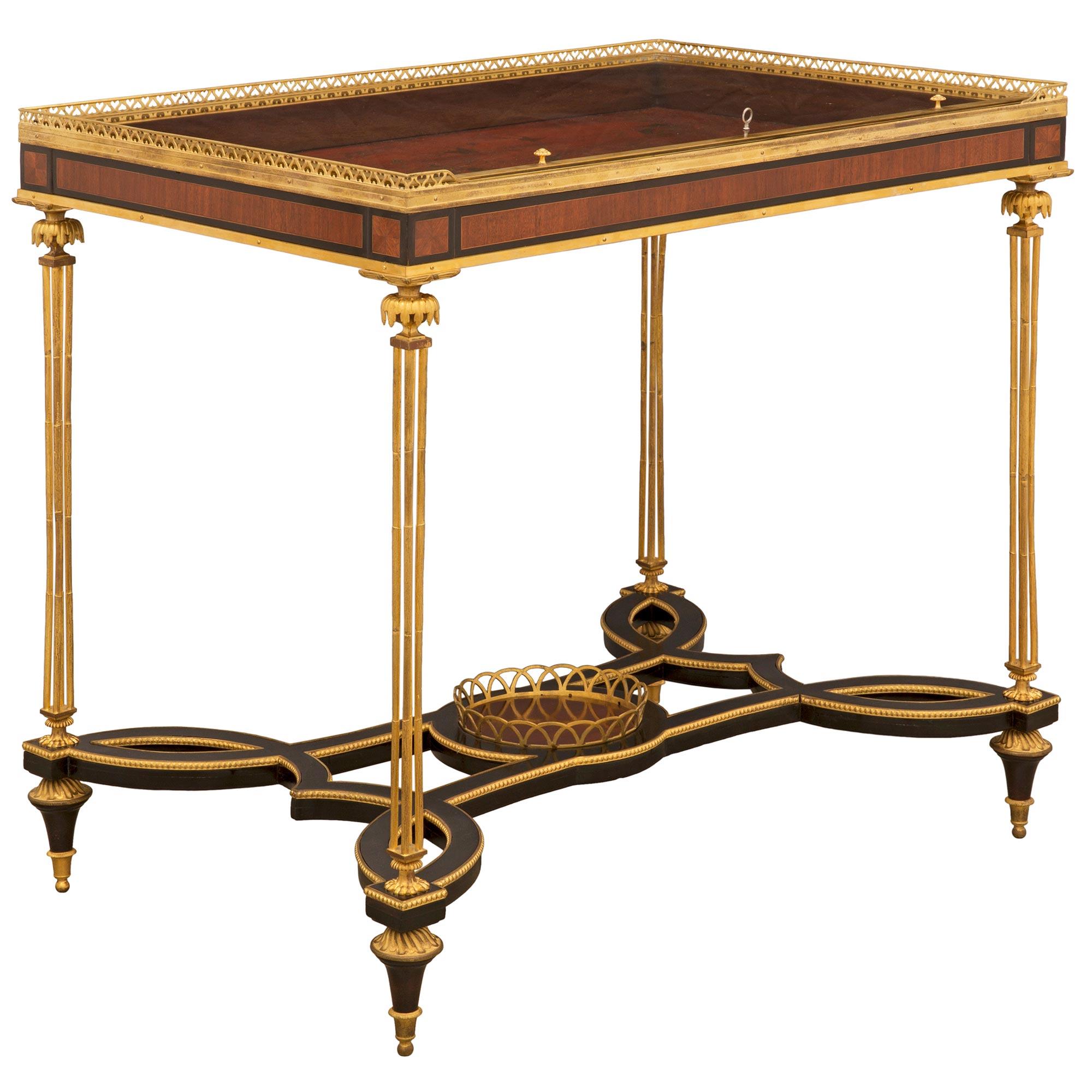 Français Table d'exposition française de style Louis XVI du milieu du XIXe siècle en bois de violette et bronze doré en vente