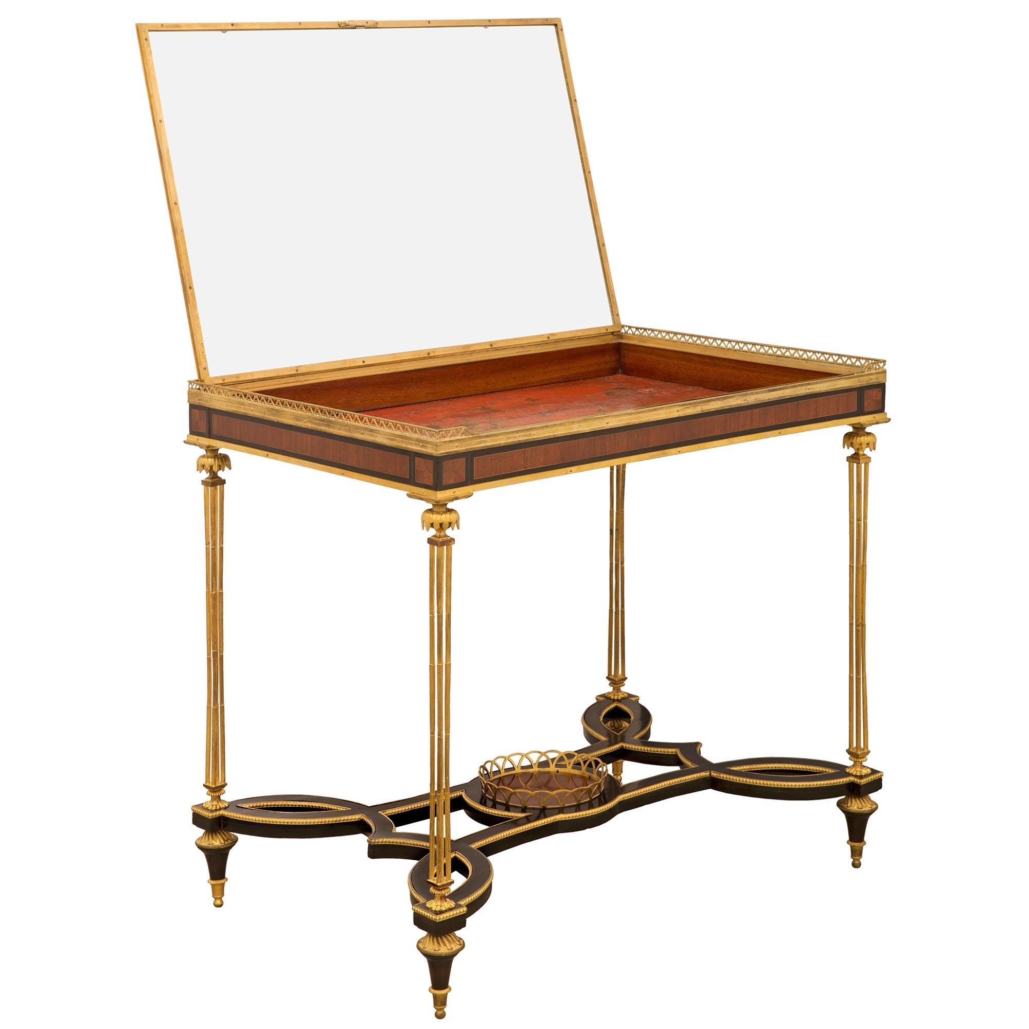 Table d'exposition française de style Louis XVI du milieu du XIXe siècle en bois de violette et bronze doré Bon état - En vente à West Palm Beach, FL