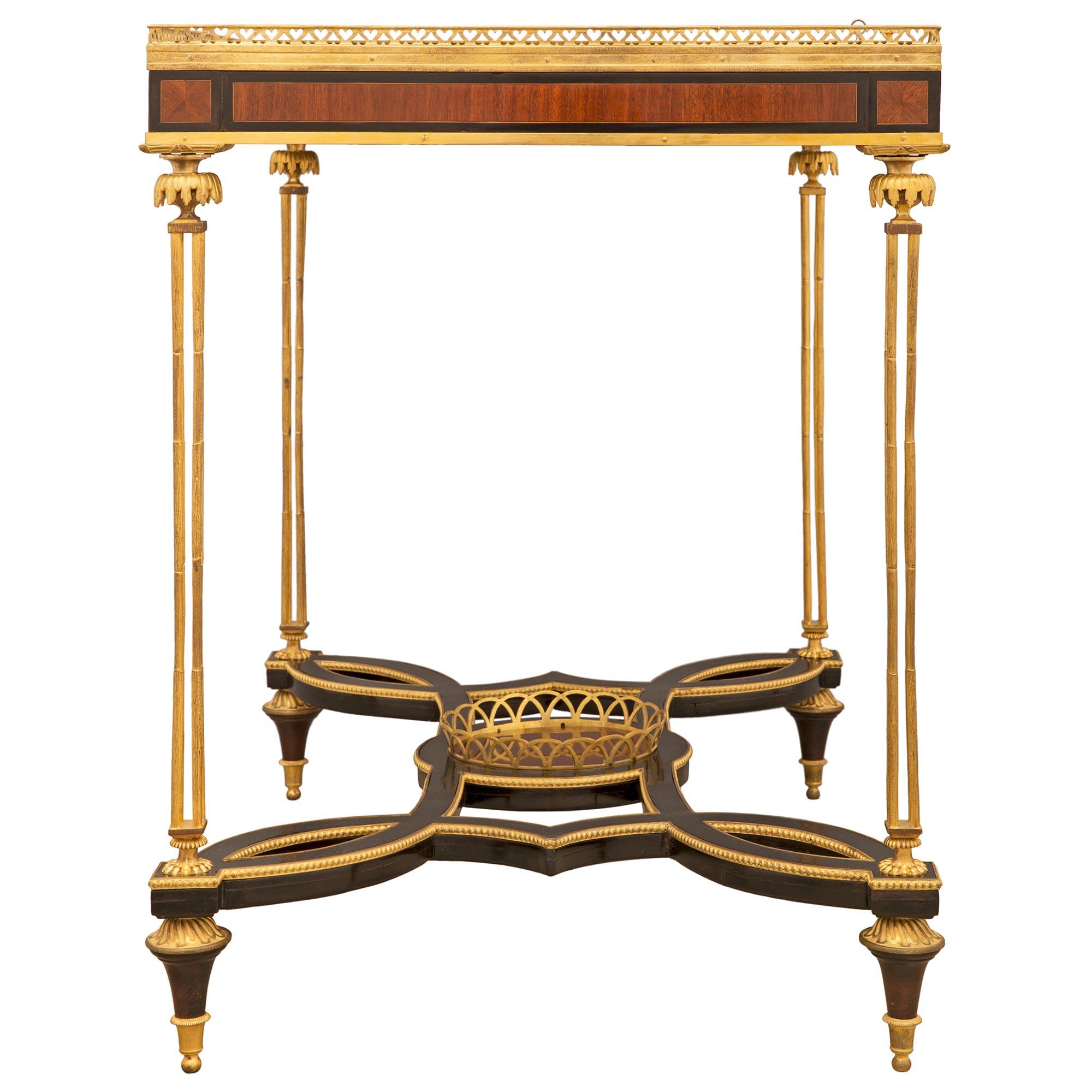 Bronze doré Table d'exposition française de style Louis XVI du milieu du XIXe siècle en bois de violette et bronze doré en vente