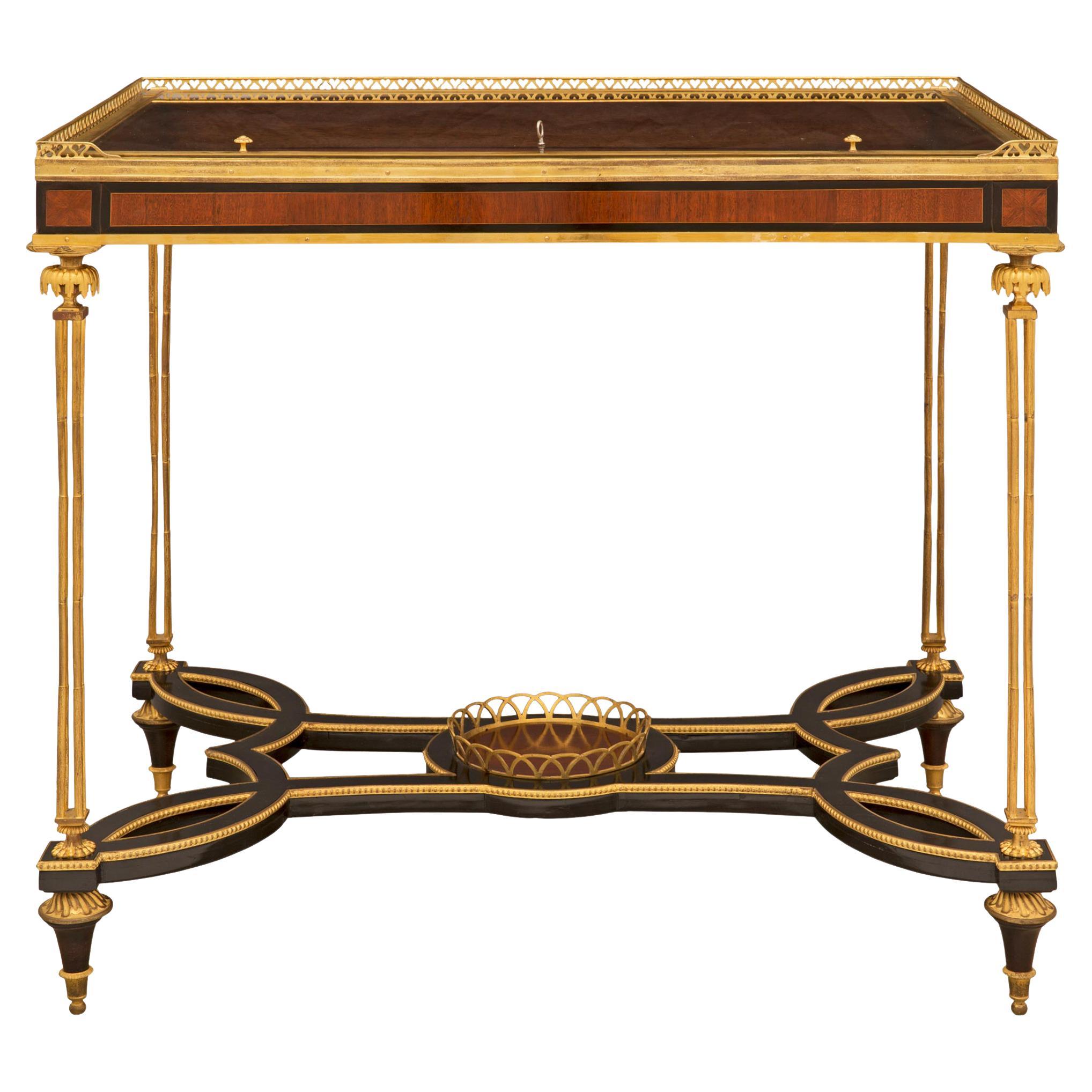 Table d'exposition française de style Louis XVI du milieu du XIXe siècle en bois de violette et bronze doré en vente