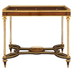 Mesa expositora francesa estilo Luis XVI de mediados del siglo XIX de madera de rey y ormolu