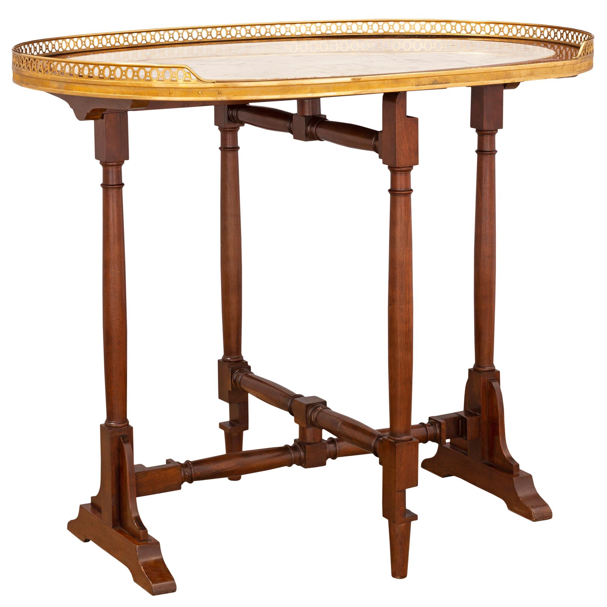 Français Table à pieds en acajou de style Louis XVI du milieu du XIXe siècle français en vente