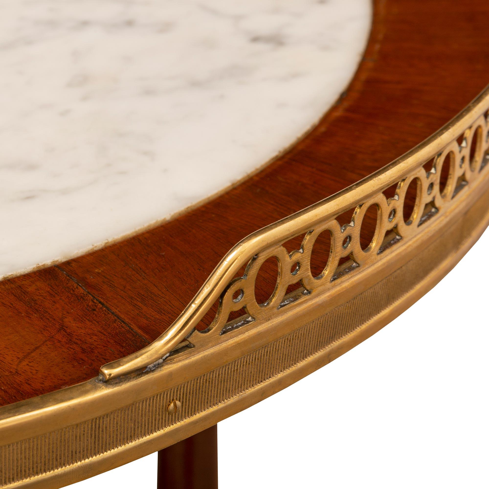Table à pieds en acajou de style Louis XVI du milieu du XIXe siècle français en vente 1
