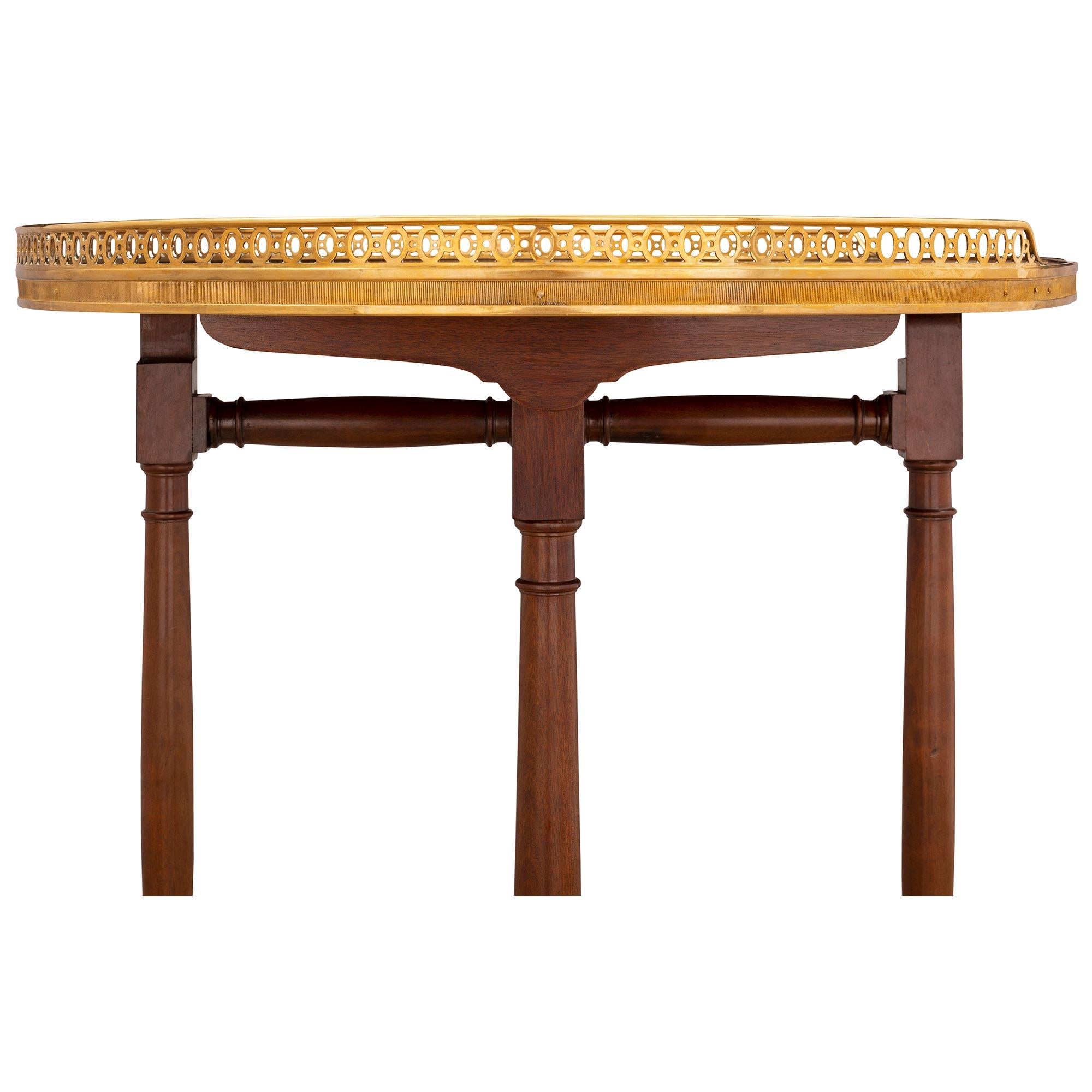 Table à pieds en acajou de style Louis XVI du milieu du XIXe siècle français en vente 3