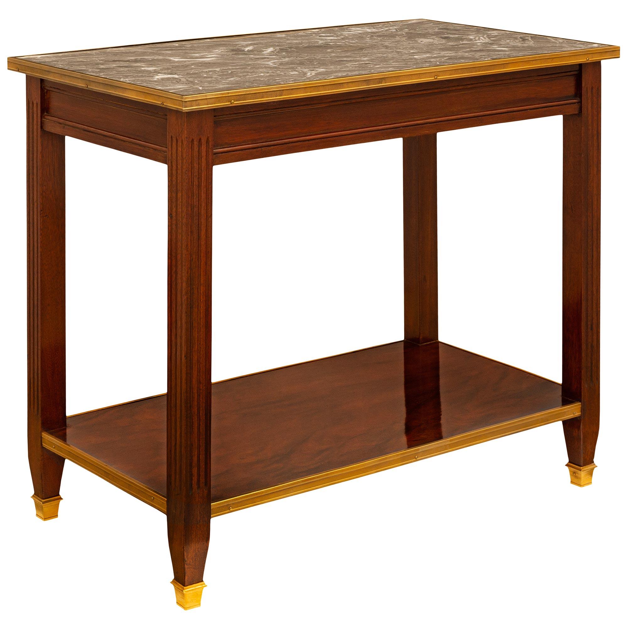 Français Table basse rectangulaire en acajou de style Louis XVI du milieu du XIXe siècle français en vente