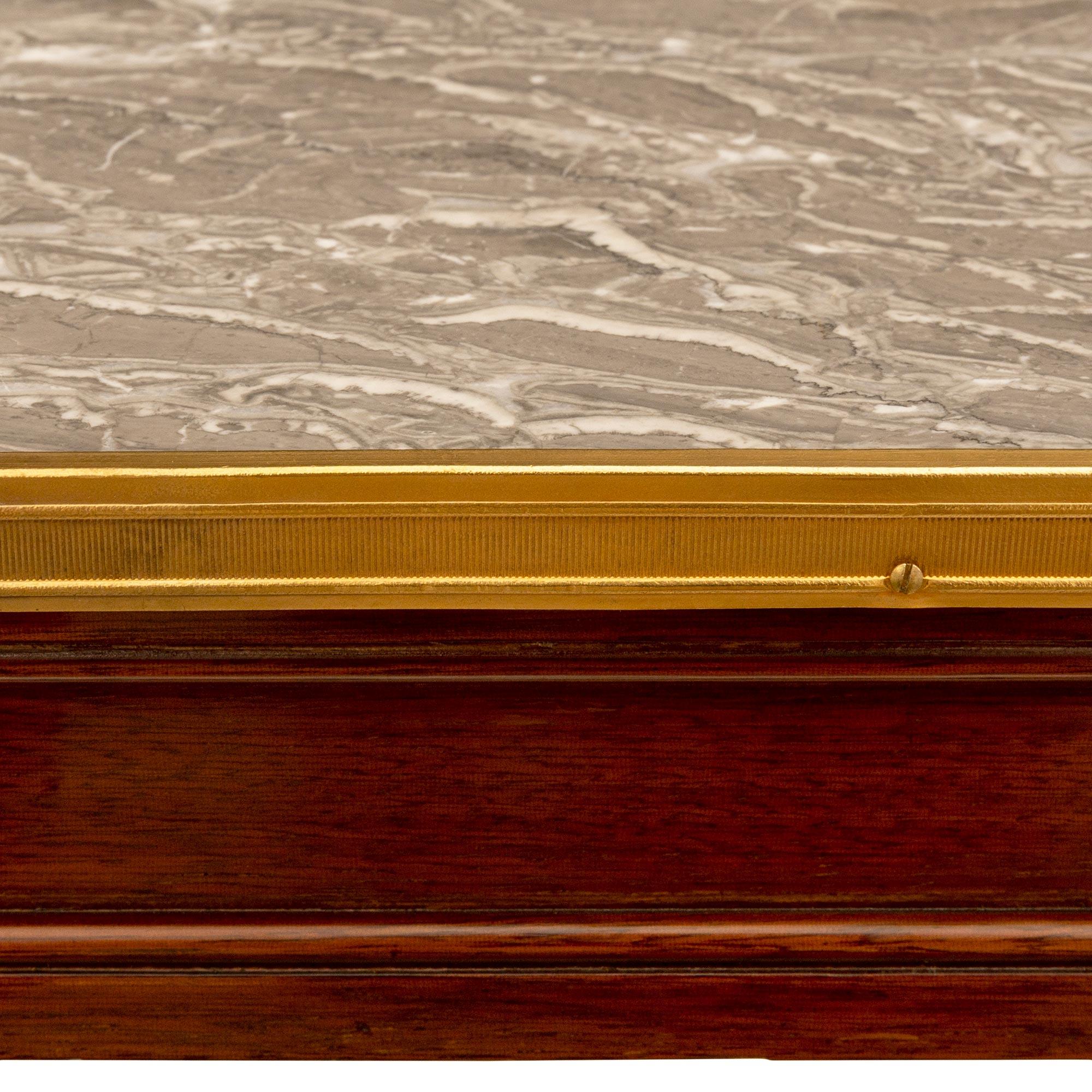 Table basse rectangulaire en acajou de style Louis XVI du milieu du XIXe siècle français en vente 1