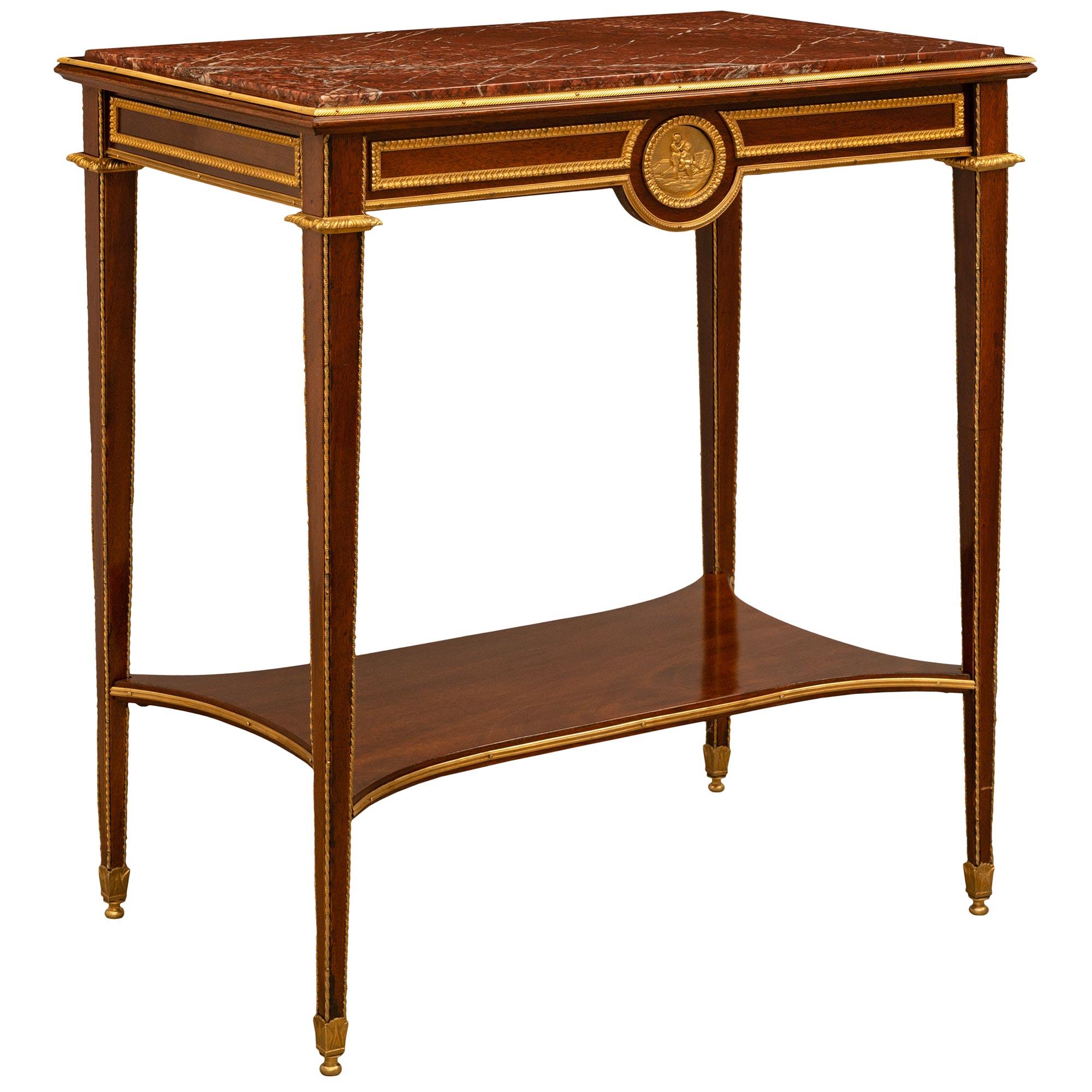 Français Table d'appoint rectangulaire en acajou de style Louis XVI du milieu du XIXe siècle en vente