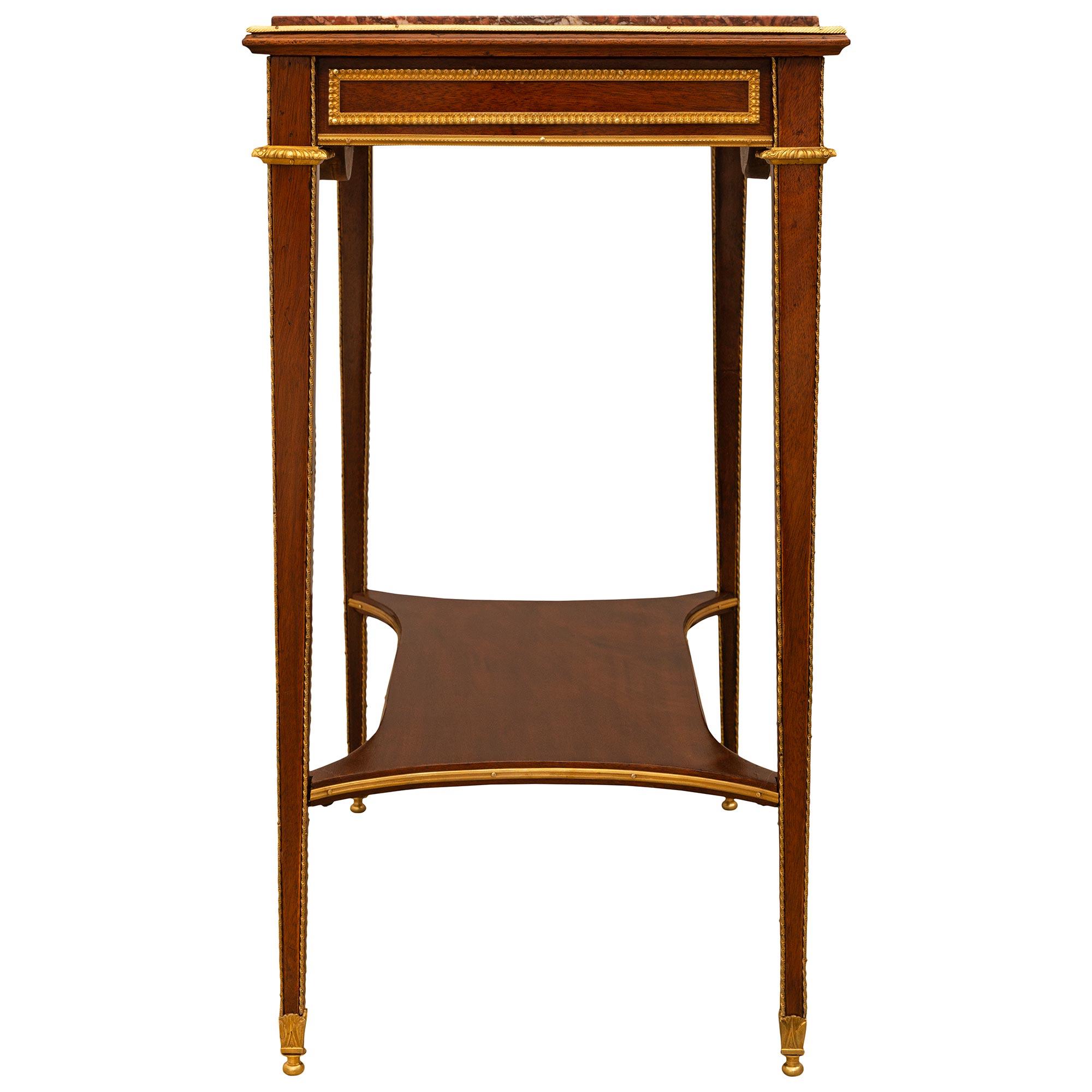 Bronze doré Table d'appoint rectangulaire en acajou de style Louis XVI du milieu du XIXe siècle en vente