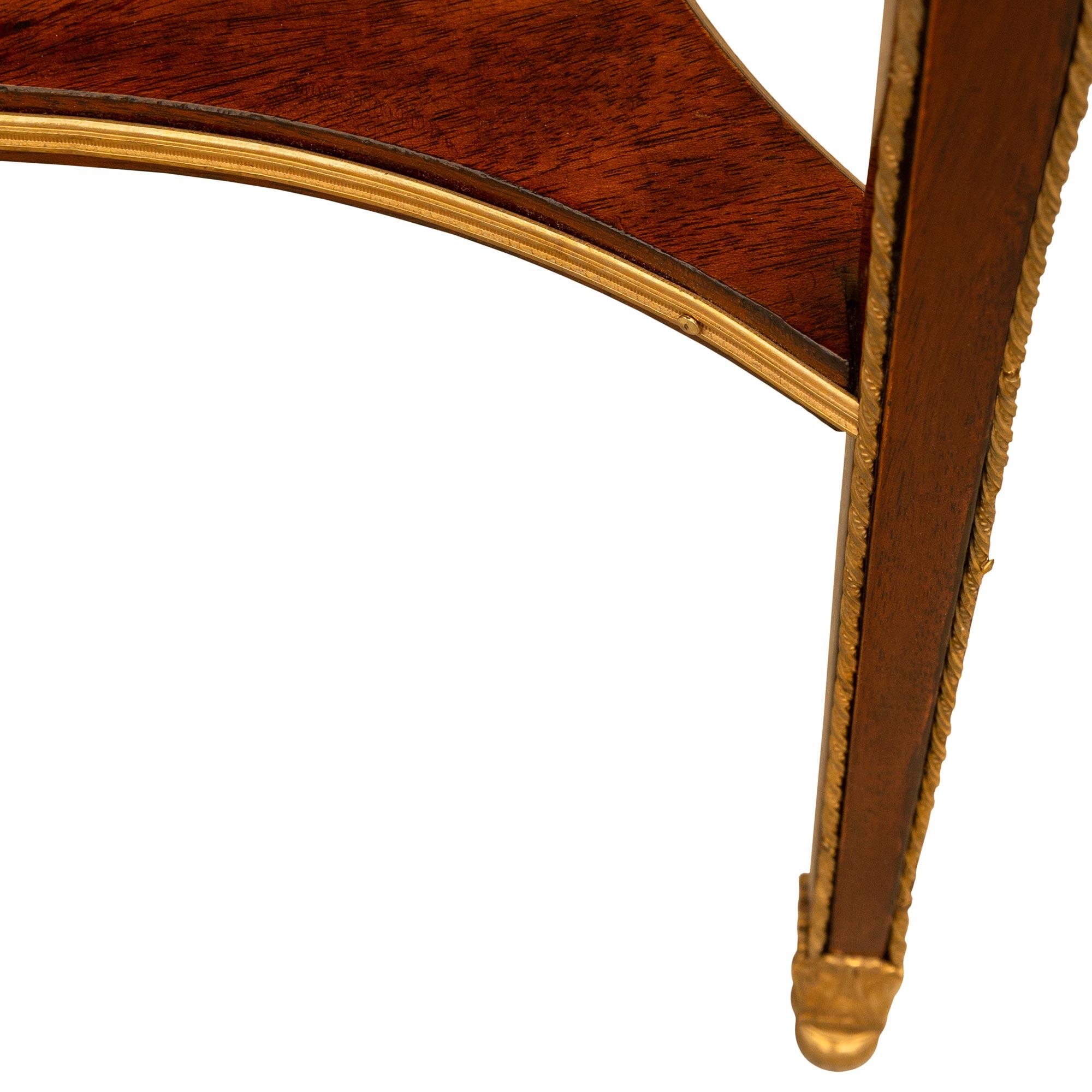 Table d'appoint rectangulaire en acajou de style Louis XVI du milieu du XIXe siècle en vente 3