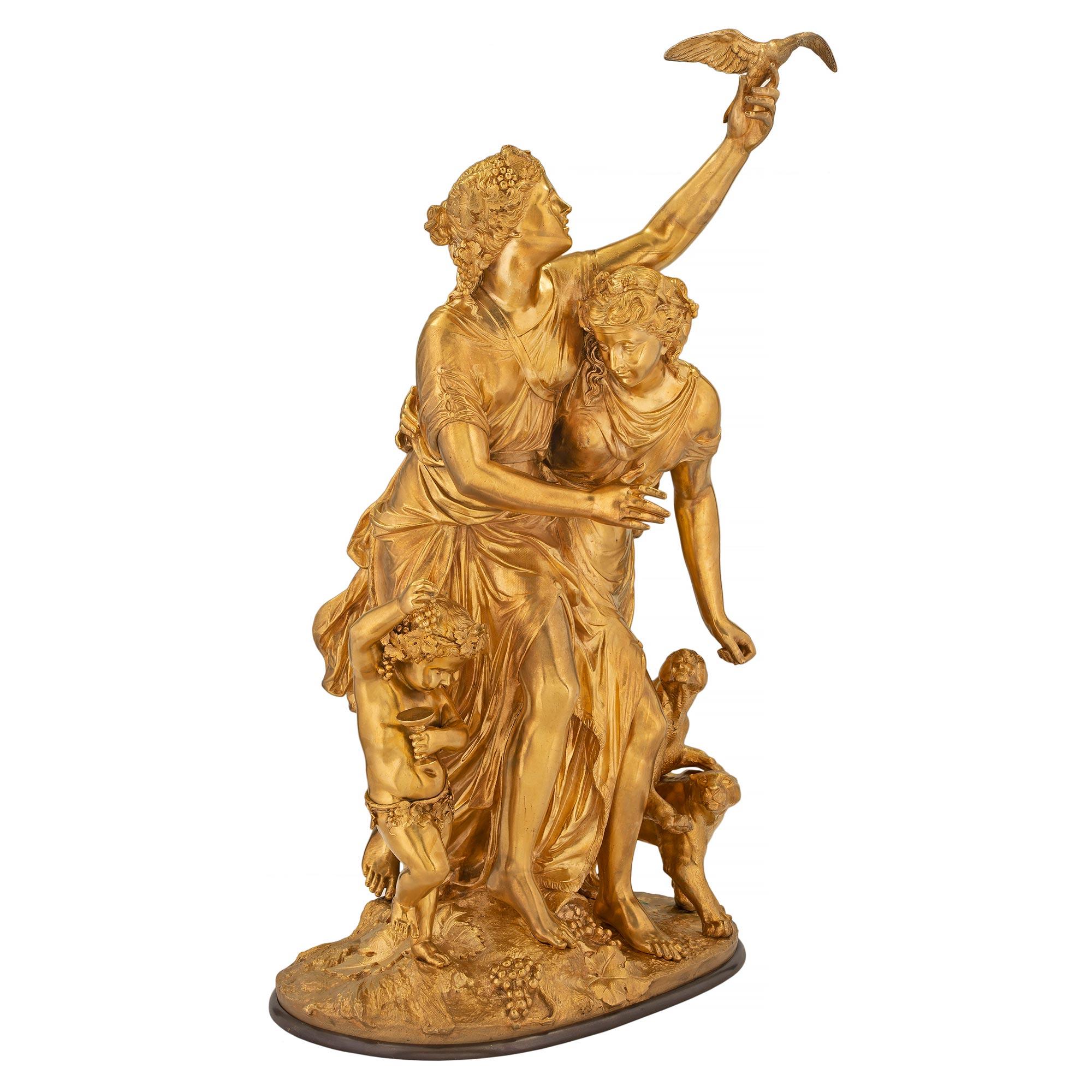 Un'attraente e ricca di dettagli statua francese della metà del XIX secolo in stile Luigi XVI in ormolu e bronzo patinato firmata Delesalle. La statua con base ovale in bronzo patinato presenta due fanciulle in abiti classici. Una delle fanciulle ha