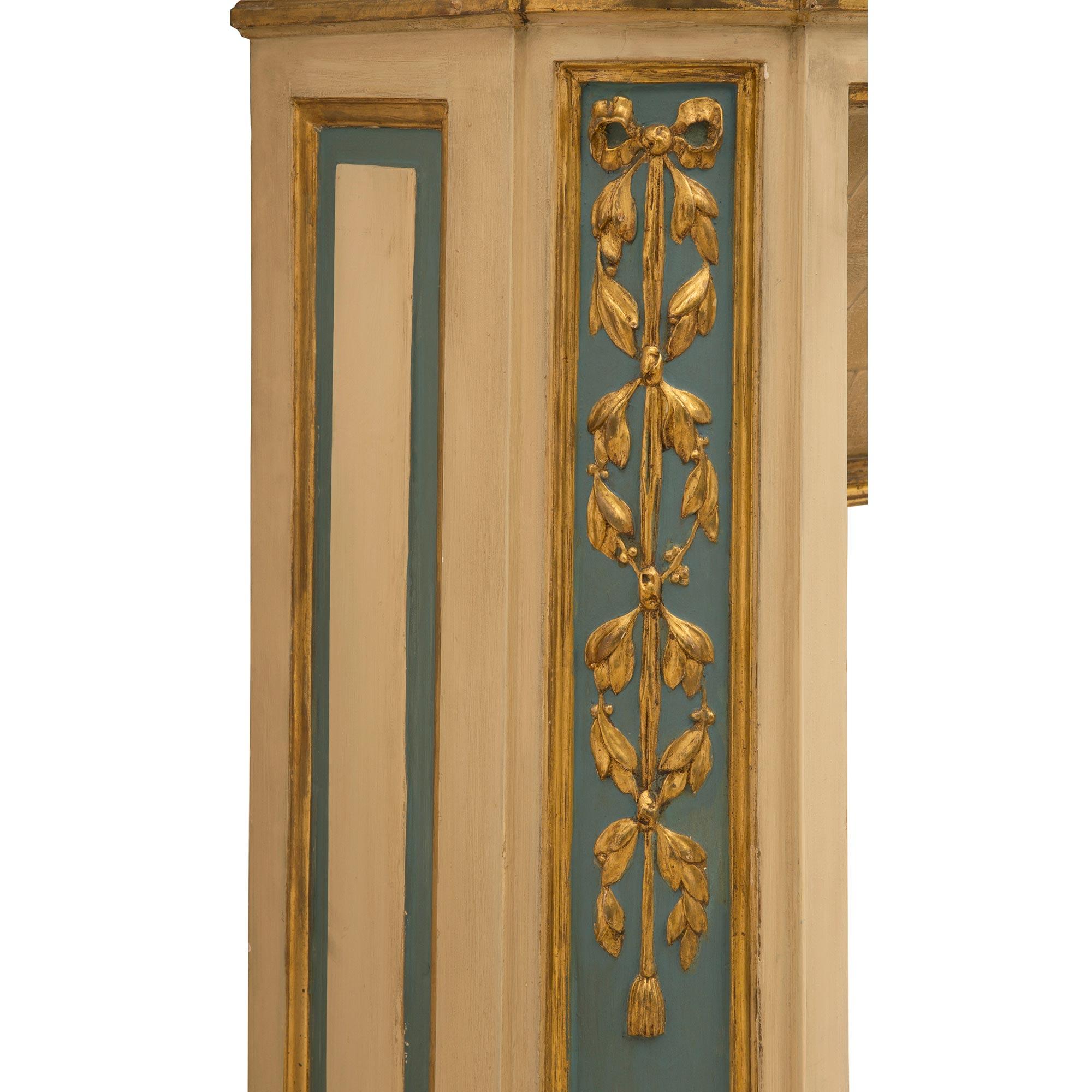 Kaminsims aus patiniertem und vergoldetem Holz im Louis-XVI-Stil aus der Mitte des 19. Jahrhunderts (Französisch) im Angebot