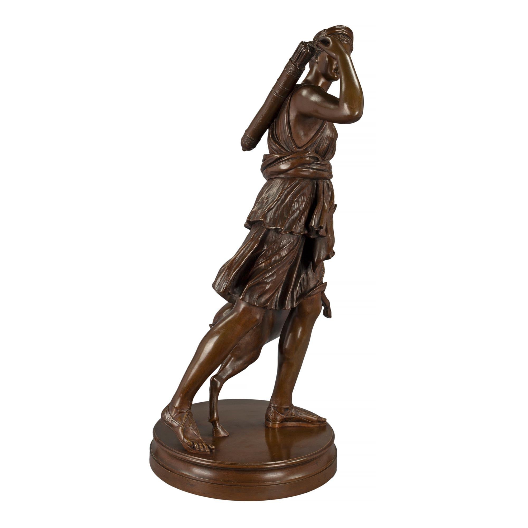 Français Statue française du milieu du XIXe siècle de style Louis XVI en bronze patiné en vente