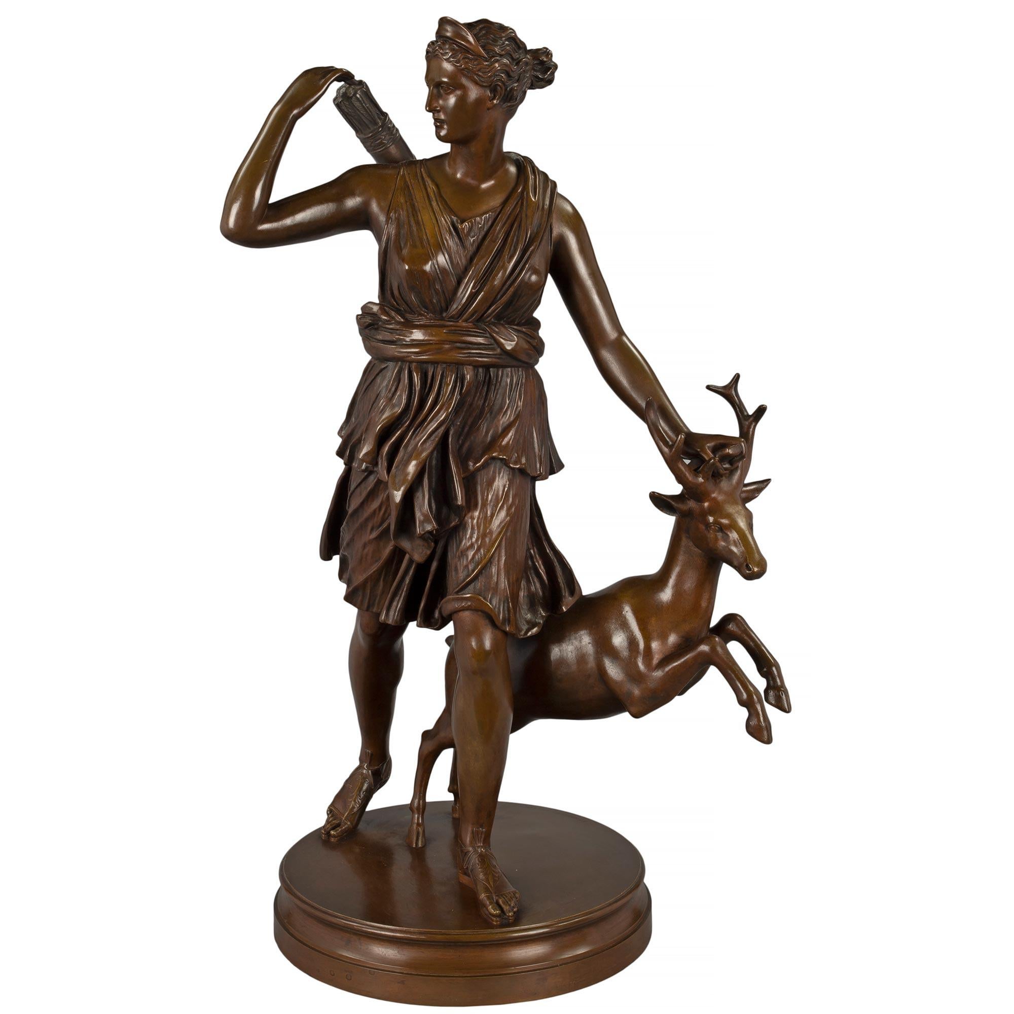 Statue française du milieu du XIXe siècle de style Louis XVI en bronze patiné