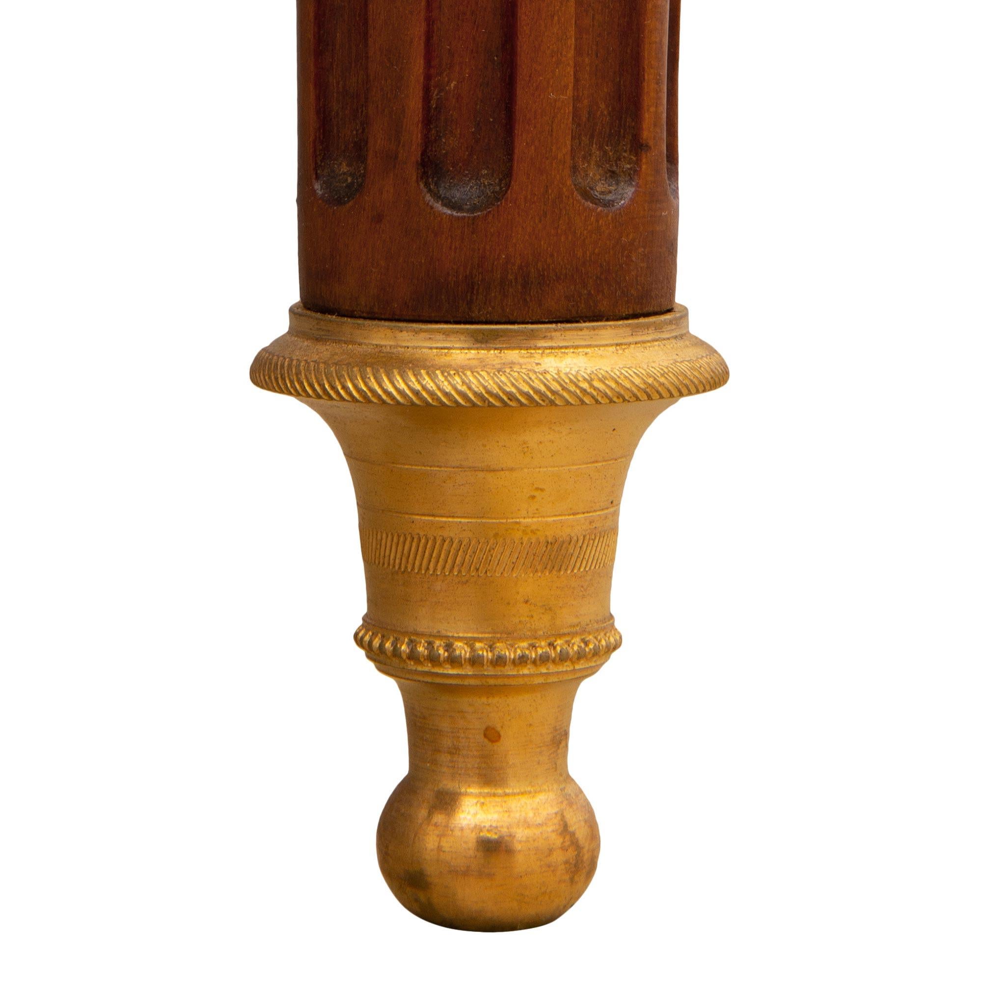 Table d'appoint rectangulaire de style Louis XVI du milieu du XIXe siècle français en vente 3