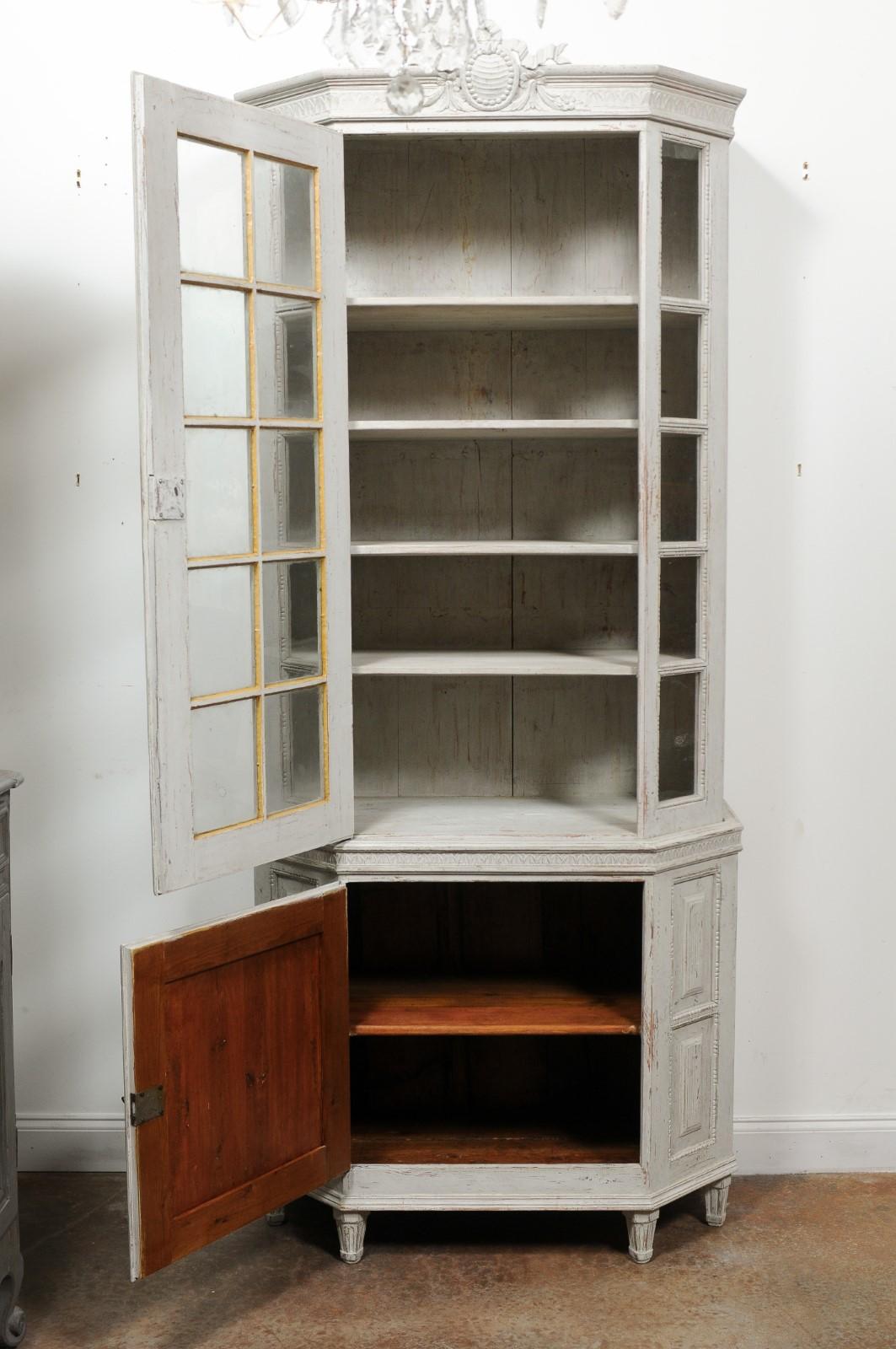 XIXe siècle Vitrine en deux parties de style Louis XVI du milieu du 19ème siècle avec finition d'origine