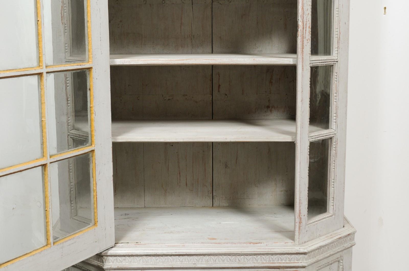 Französische zweiteilige Vitrine im Louis-XVI-Stil aus der Mitte des 19. Jahrhunderts mit Originallackierung im Angebot 1