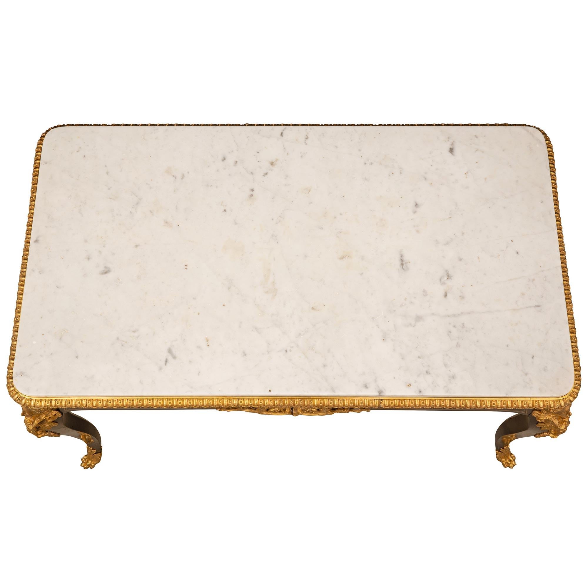 Magnifique table centrale Boulle d'époque Napoléon III du milieu du 19ème siècle. La table repose sur des pieds cabriole avec des sabots en bronze doré. Au sommet de chaque jambe se trouve une monture en bronze doré finement ciselé représentant une