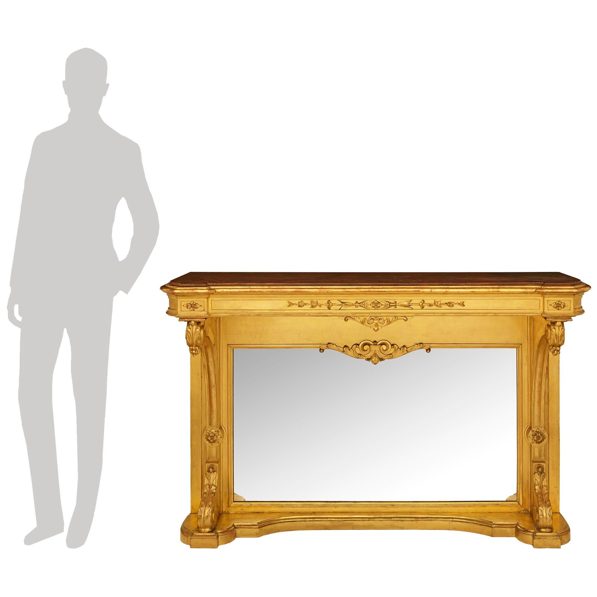 Una bella console francese della metà del XIX secolo in stile neoclassico. Legno d'orato, marmo dipinto finto e specchio. Questa meravigliosa console è sollevata su una solida piattaforma con la piastra posteriore a specchio originale. Il fregio è