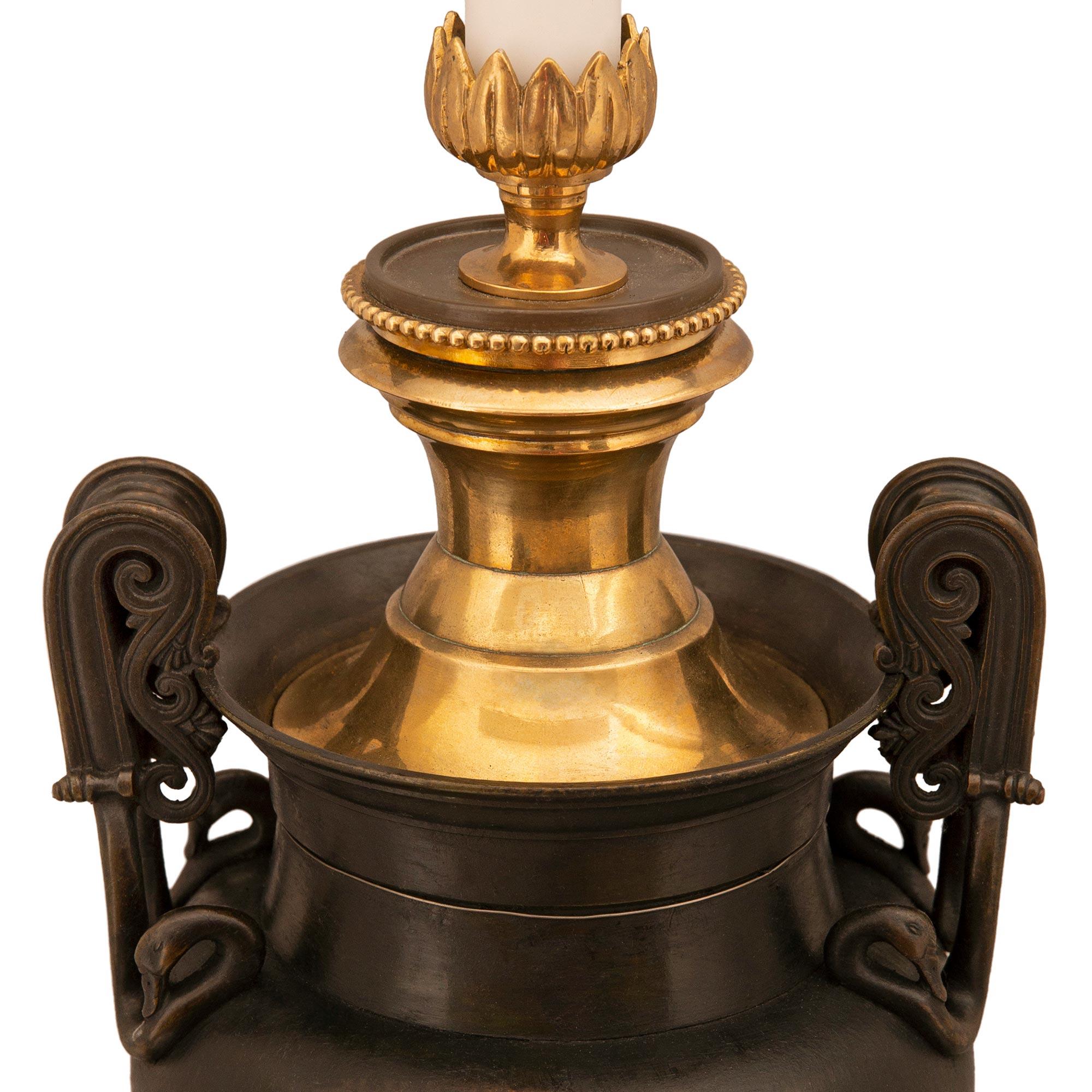Français Lampadaire français de style néoclassique du milieu du XIXe siècle en bronze massif et bronze doré en vente
