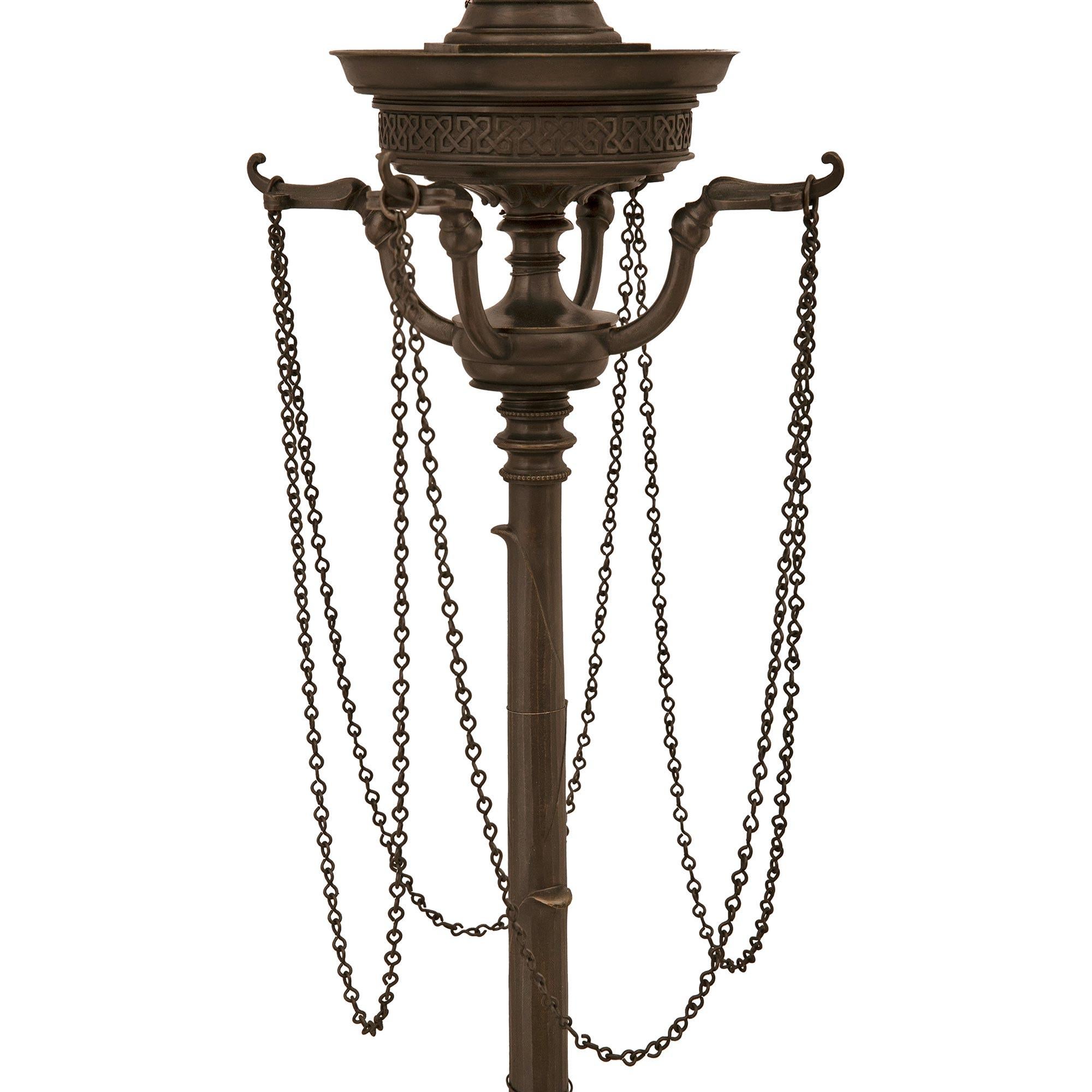 Stehlampe aus massiver Bronze und Goldbronze im neoklassischen Stil, Mitte des 19. Jahrhunderts (Patiniert) im Angebot