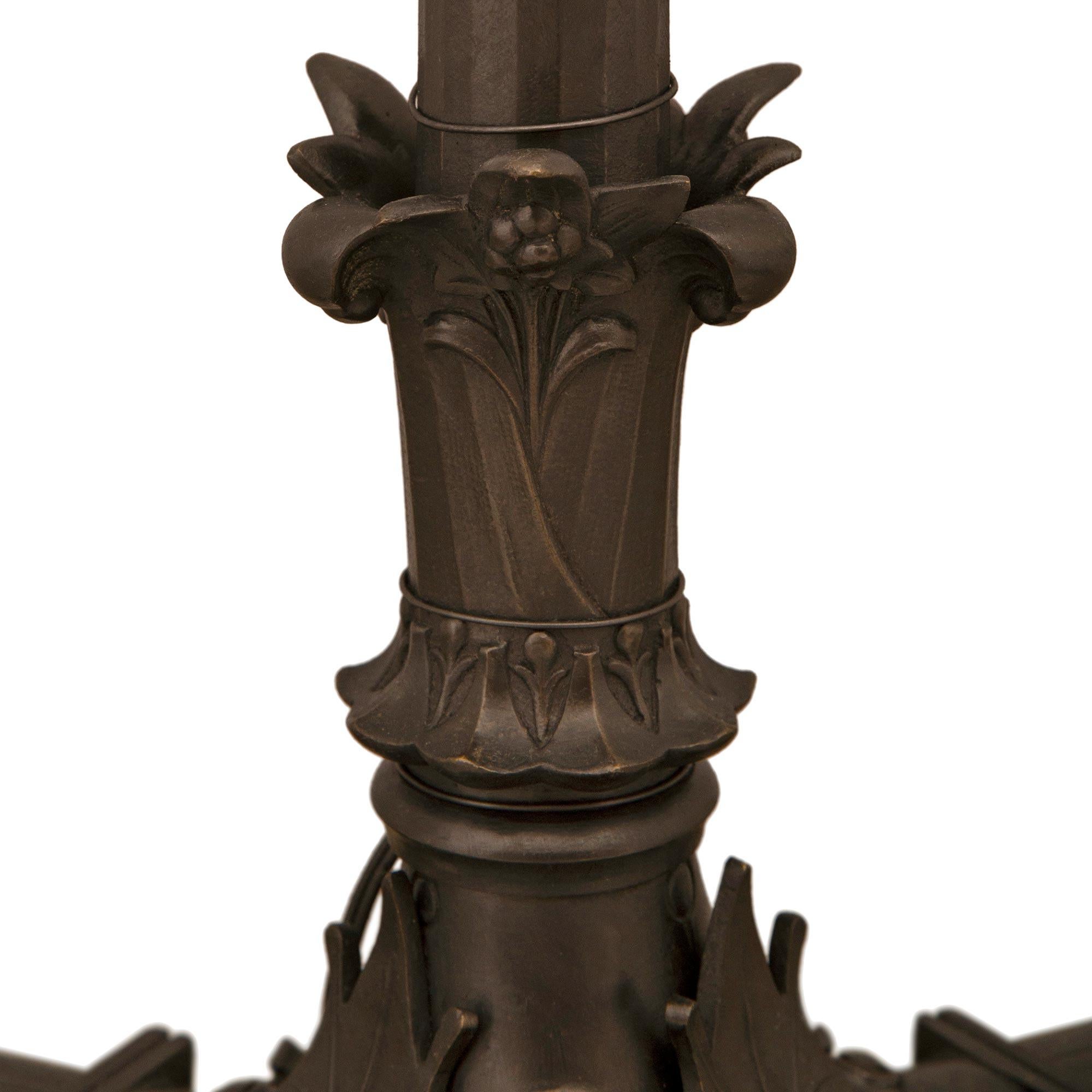 Bronze Lampadaire français de style néoclassique du milieu du XIXe siècle en bronze massif et bronze doré en vente