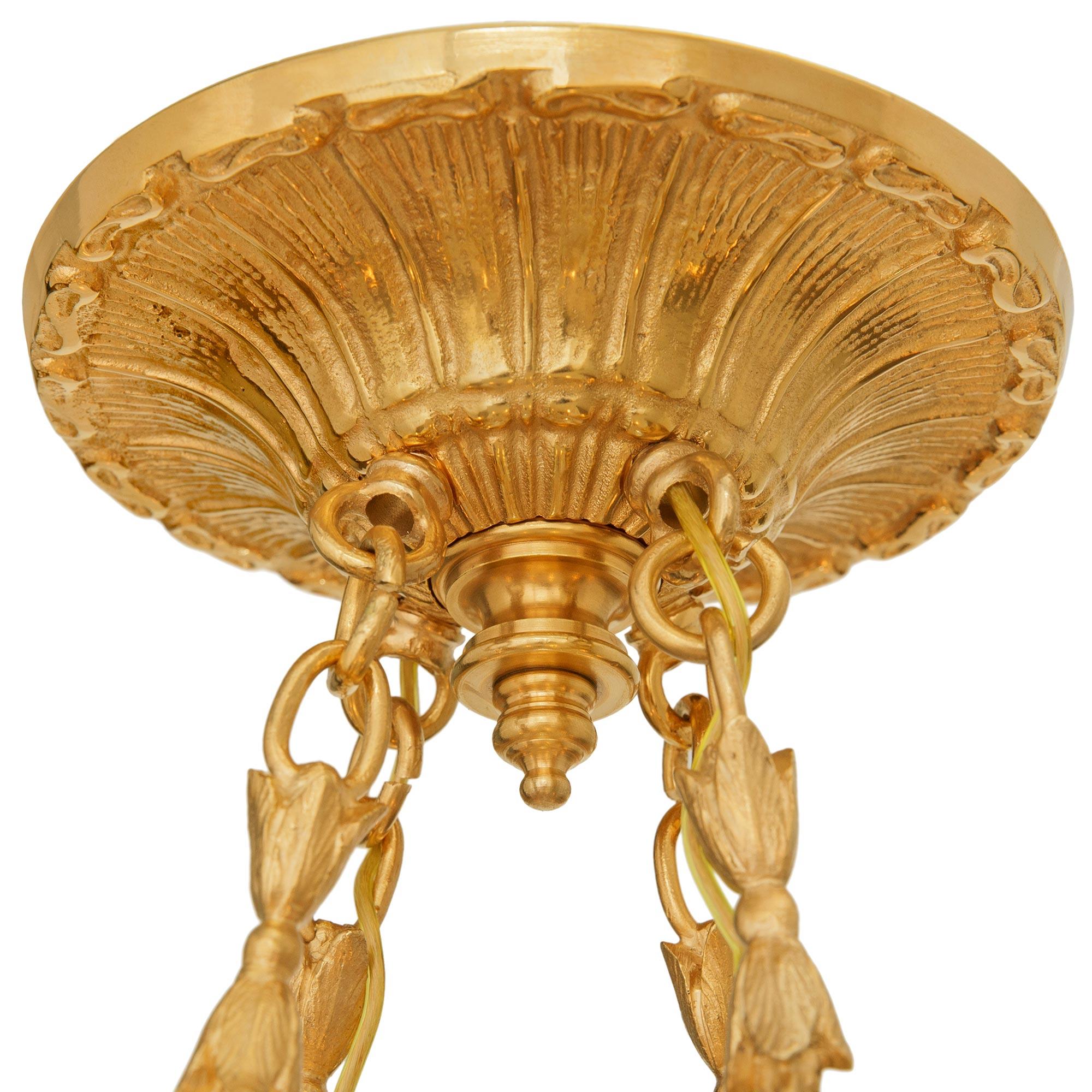 Francese Lampadario francese della metà del XIX secolo in Ormolu, Baccarat e cristallo di rocca in vendita