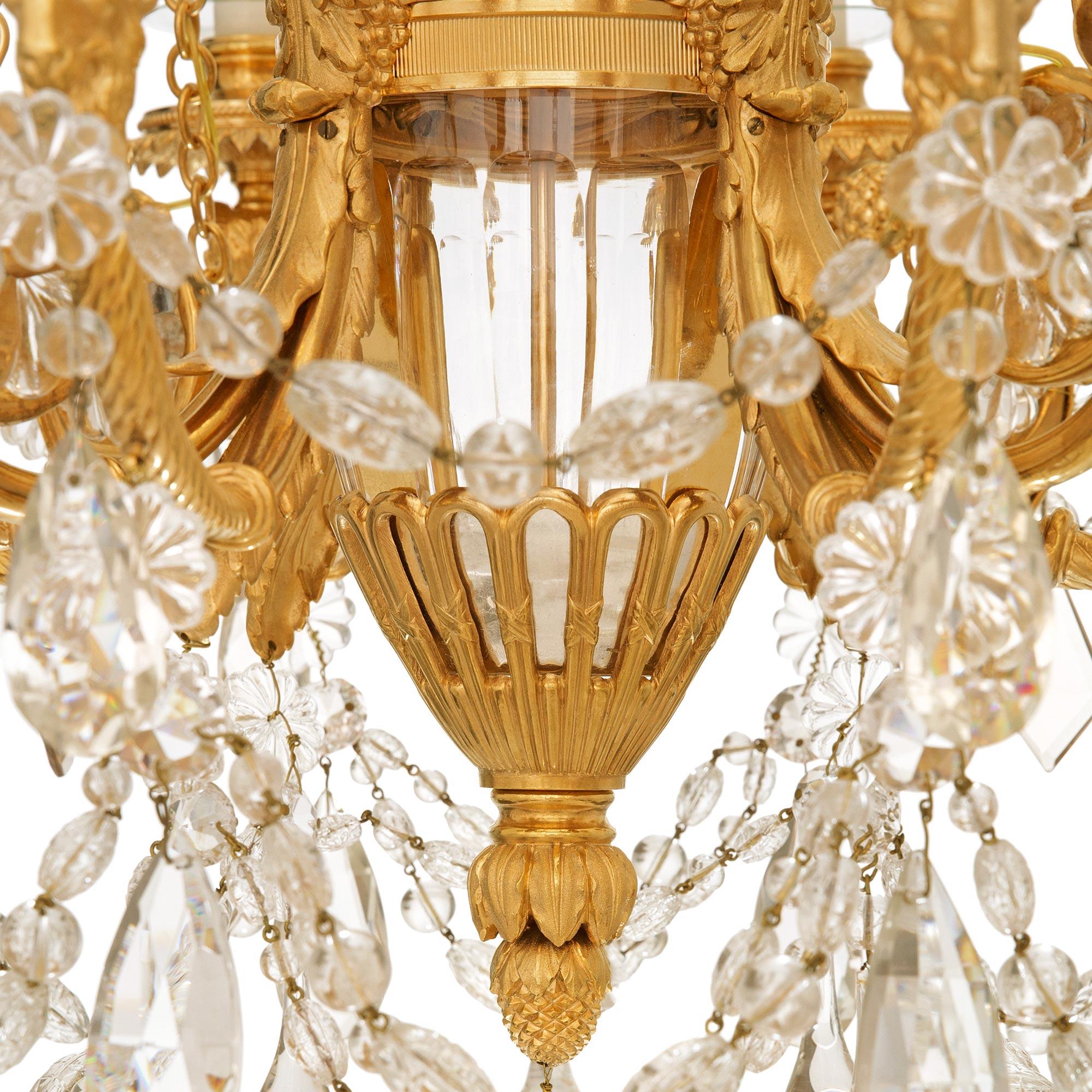 Lampadario francese della metà del XIX secolo in Ormolu, Baccarat e cristallo di rocca in vendita 1