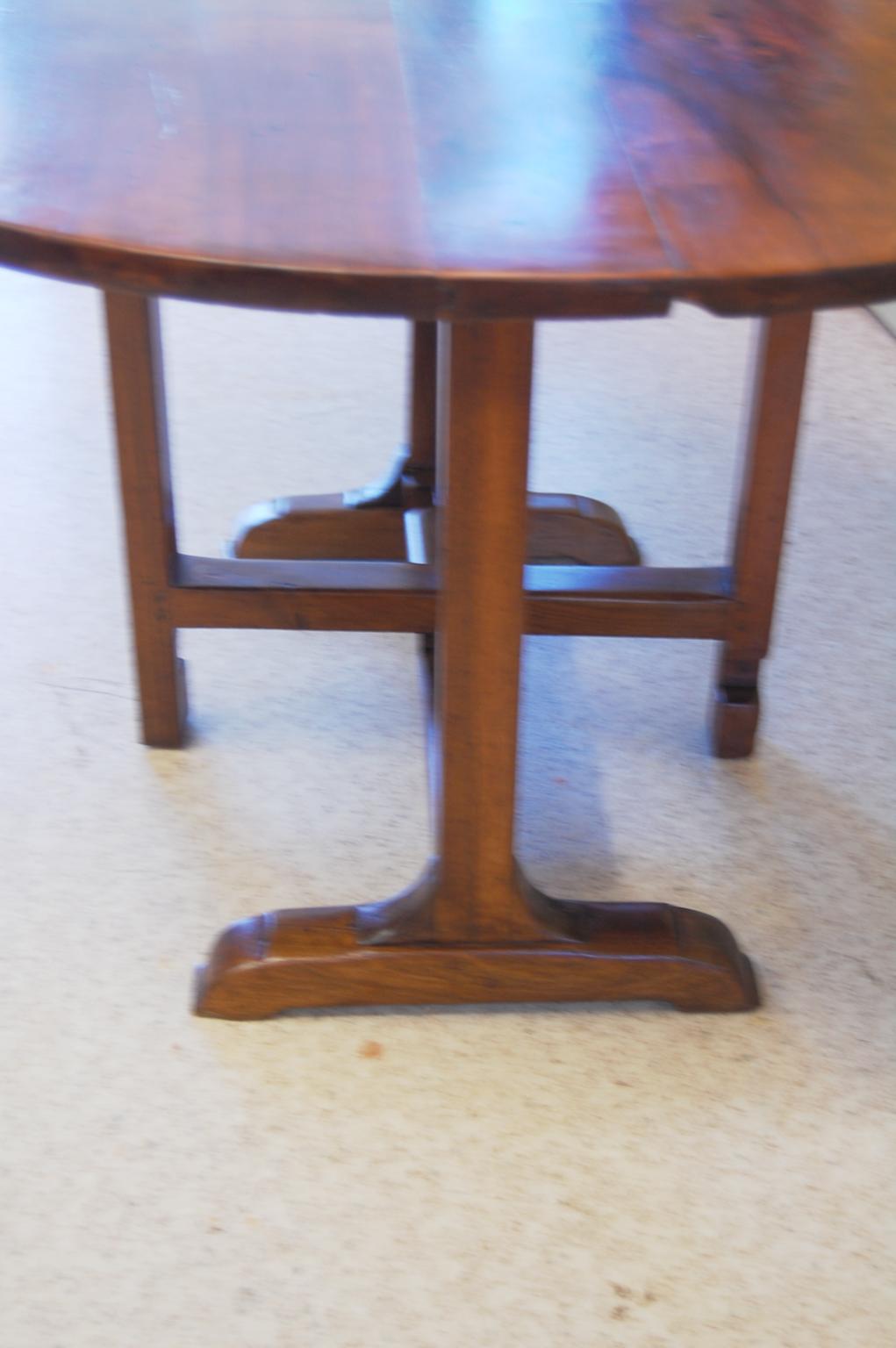 French  Mid 19th Century Oval Walnut Vendange Table with Tilting Mechanism In Good Condition For Sale In Wells, ME