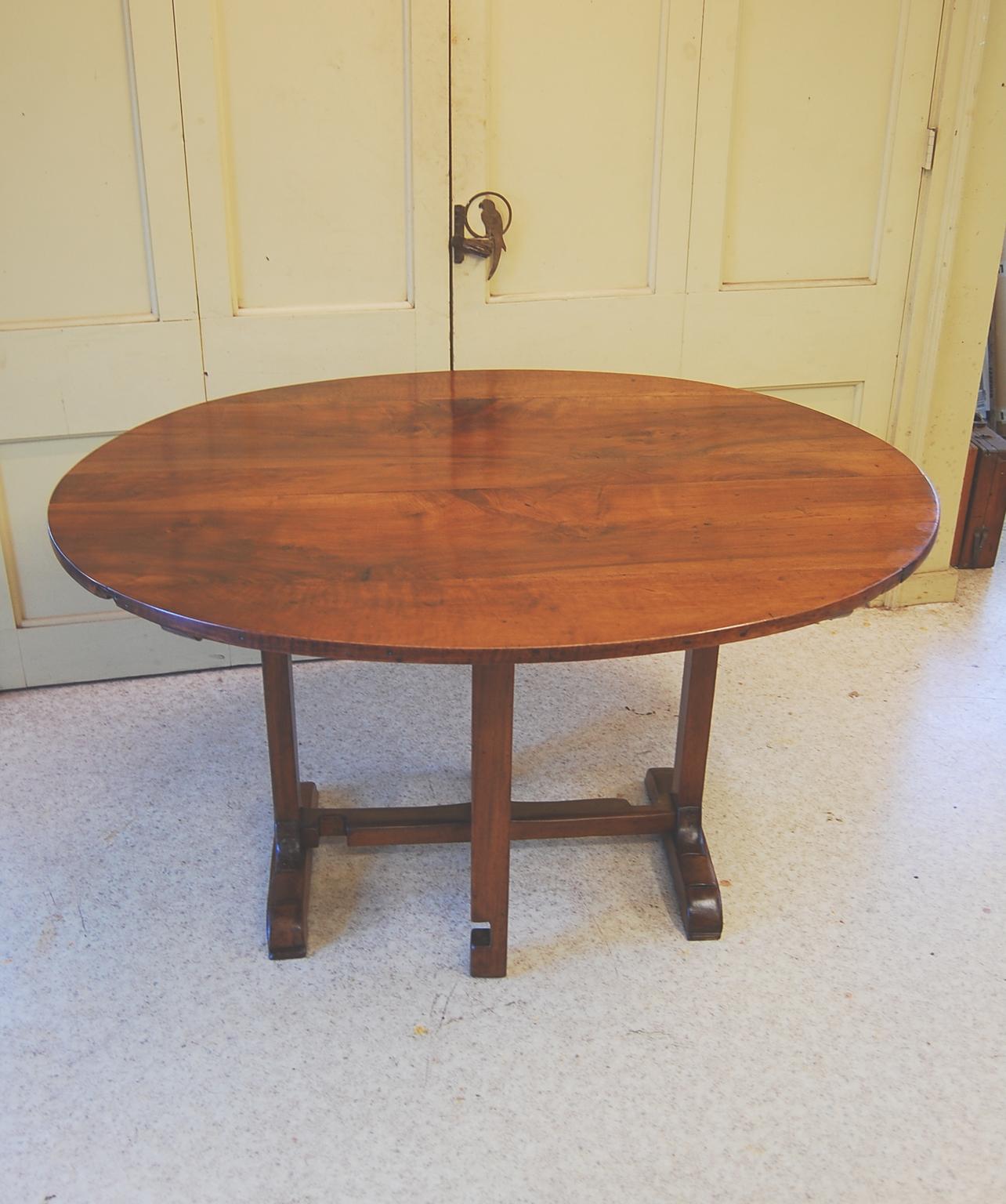 Französisch  Ovaler Vendange-Tisch aus Nussbaumholz mit Kachelmechanismus aus der Mitte des 19. Jahrhunderts (Walnuss) im Angebot