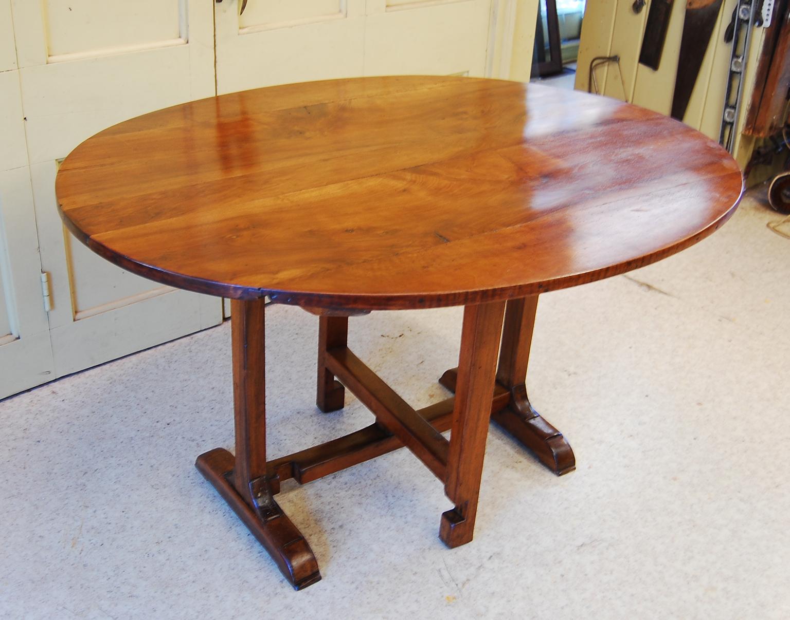 Französisch  Ovaler Vendange-Tisch aus Nussbaumholz mit Kachelmechanismus aus der Mitte des 19. Jahrhunderts im Angebot 1
