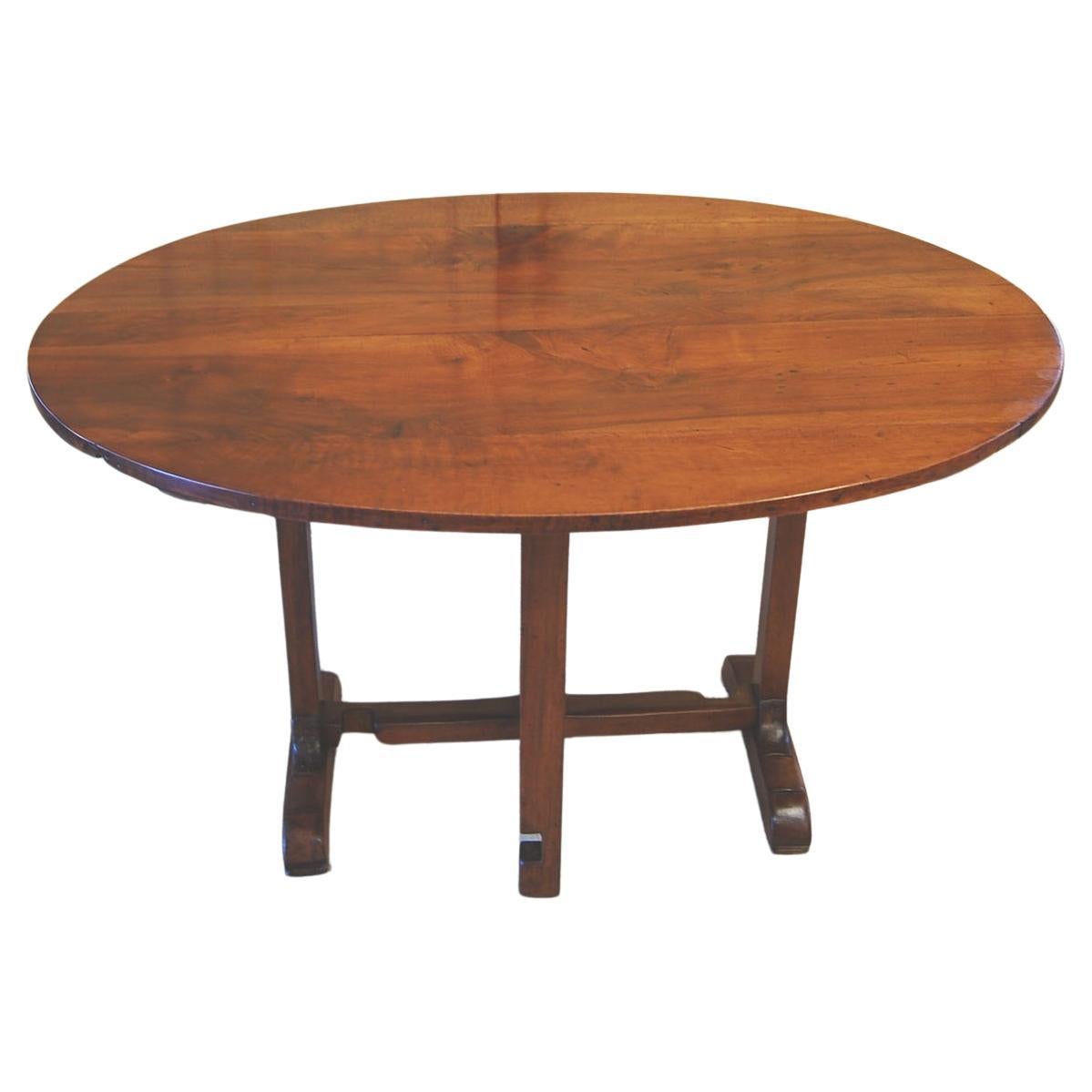 Französisch  Ovaler Vendange-Tisch aus Nussbaumholz mit Kachelmechanismus aus der Mitte des 19. Jahrhunderts im Angebot