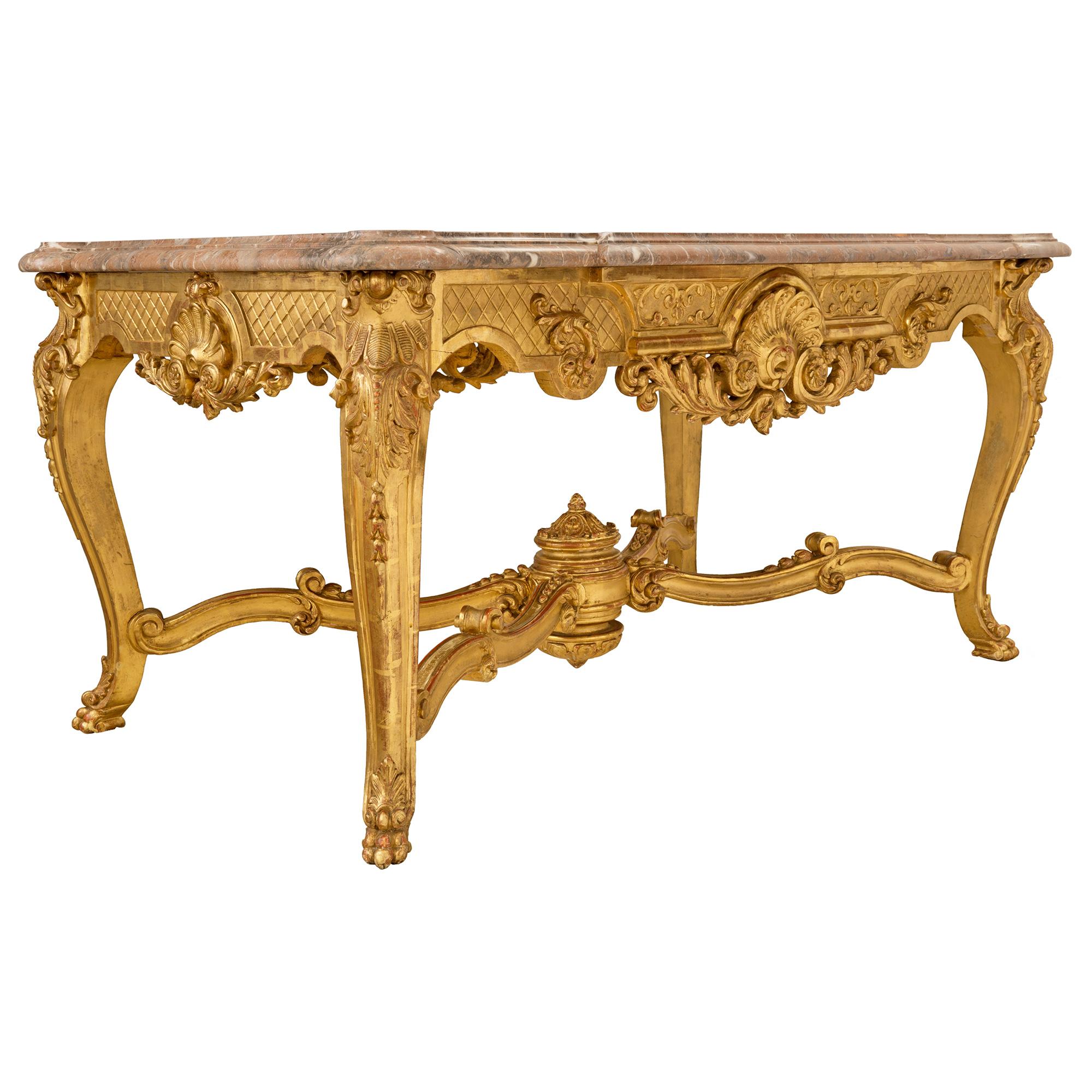 Mesa de centro francesa de mediados del siglo XIX de madera dorada y mármol Régence St. Francés en venta