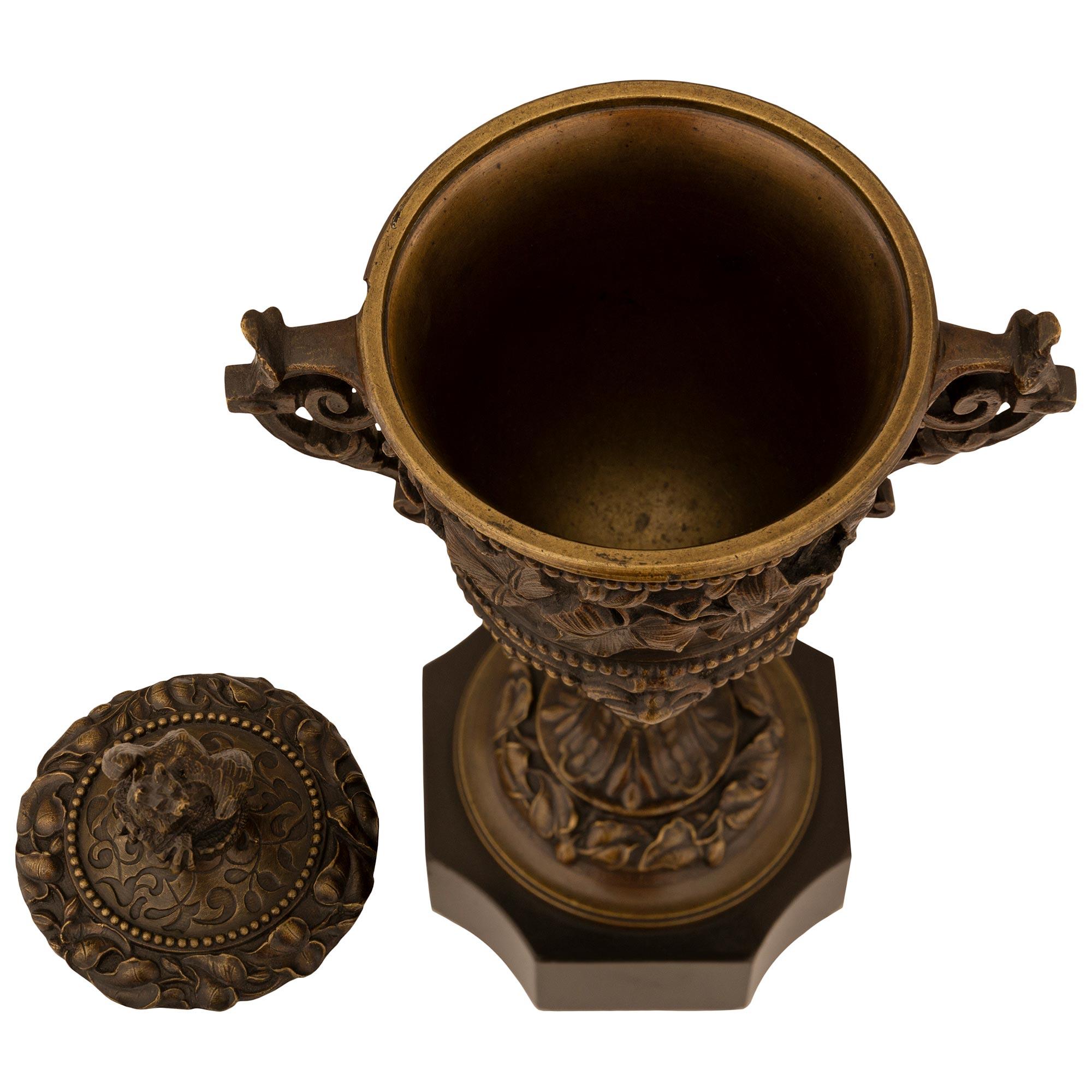 Urne francesi della metà del XIX secolo in bronzo patinato e marmo nero in vendita 5