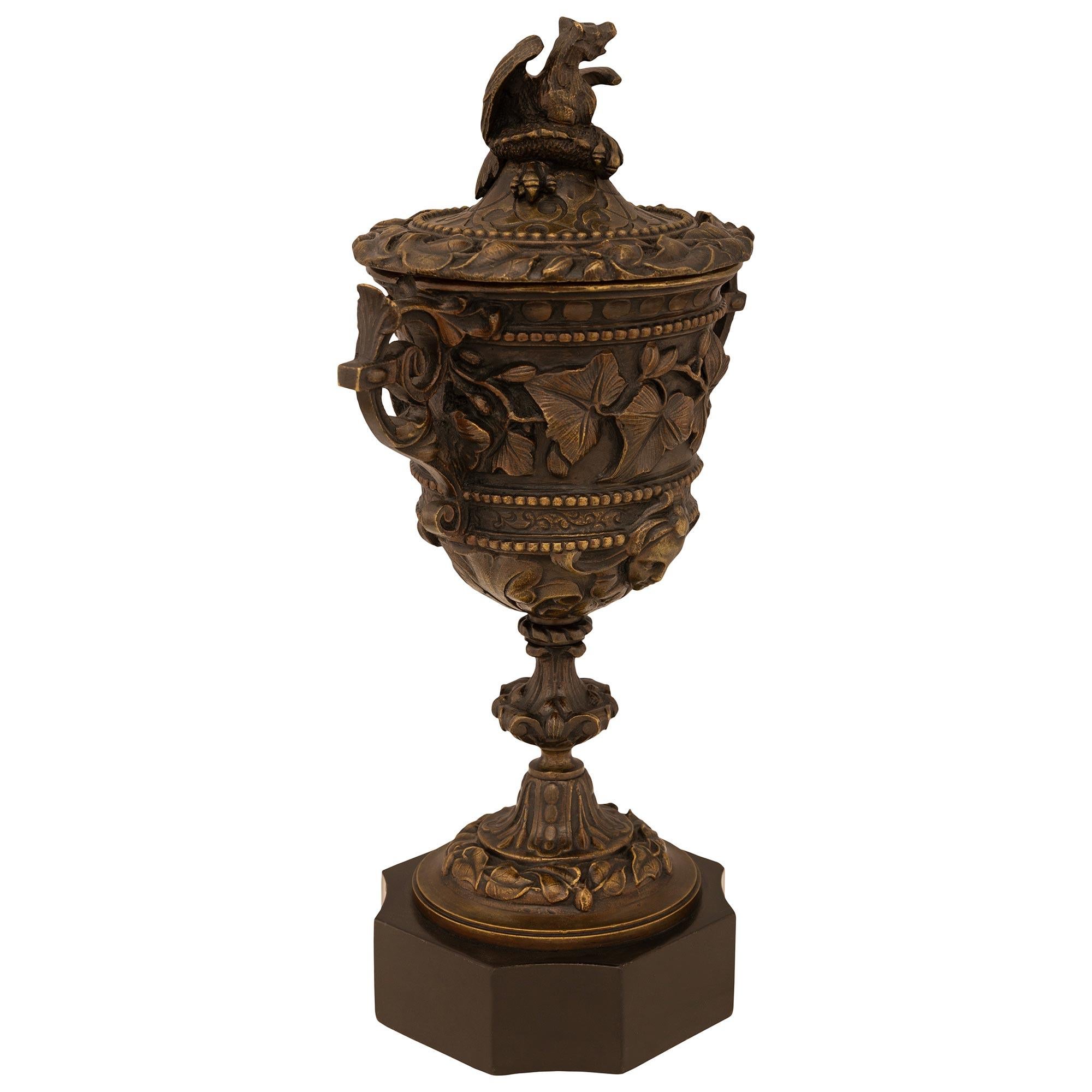 Rinascimento Urne francesi della metà del XIX secolo in bronzo patinato e marmo nero in vendita