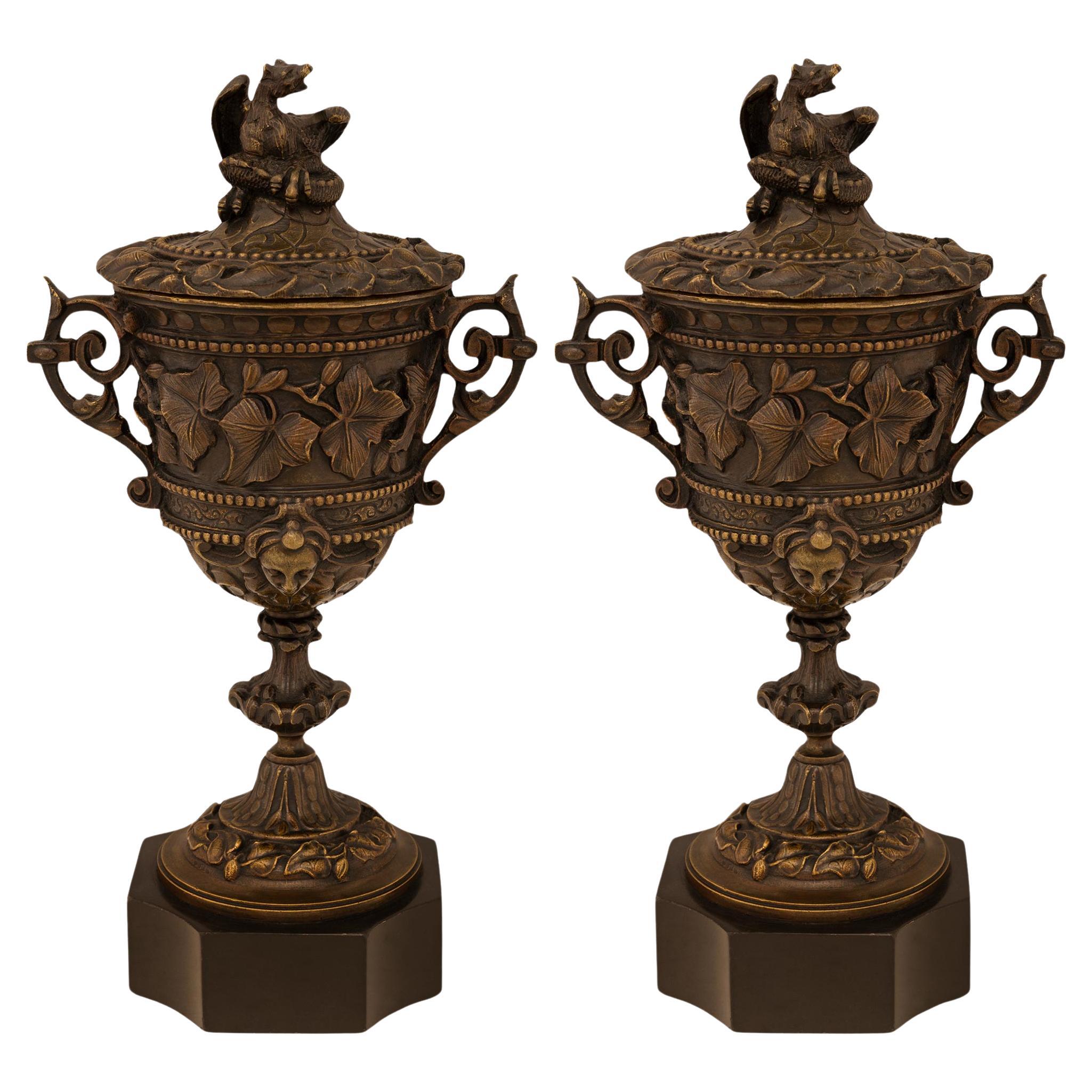 Urnes en bronze patiné et marbre noir de la Renaissance française du milieu du 19e siècle