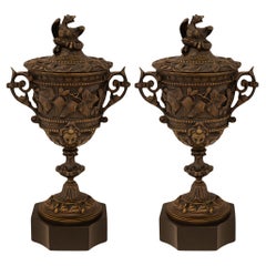 Urnes en bronze patiné et marbre noir de la Renaissance française du milieu du 19e siècle