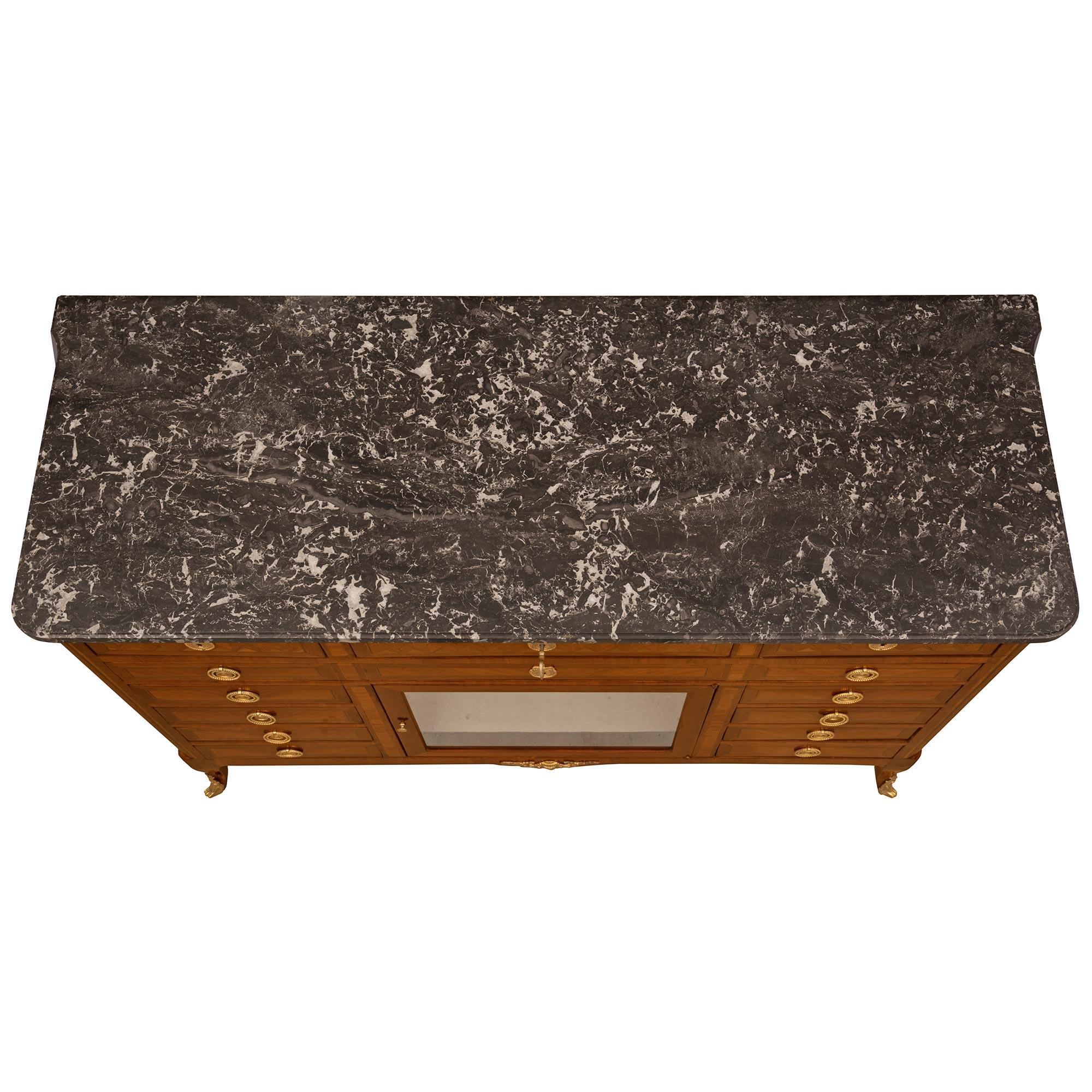 Un'elegante vetrinetta da buffet francese della metà del XIX secolo, in legno kingwood, charmwood, ormolu e marmo Noir Antique, circa 1840. Il buffet a un'anta e quattordici cassetti è sollevato da belle gambe affusolate leggermente ricurve con