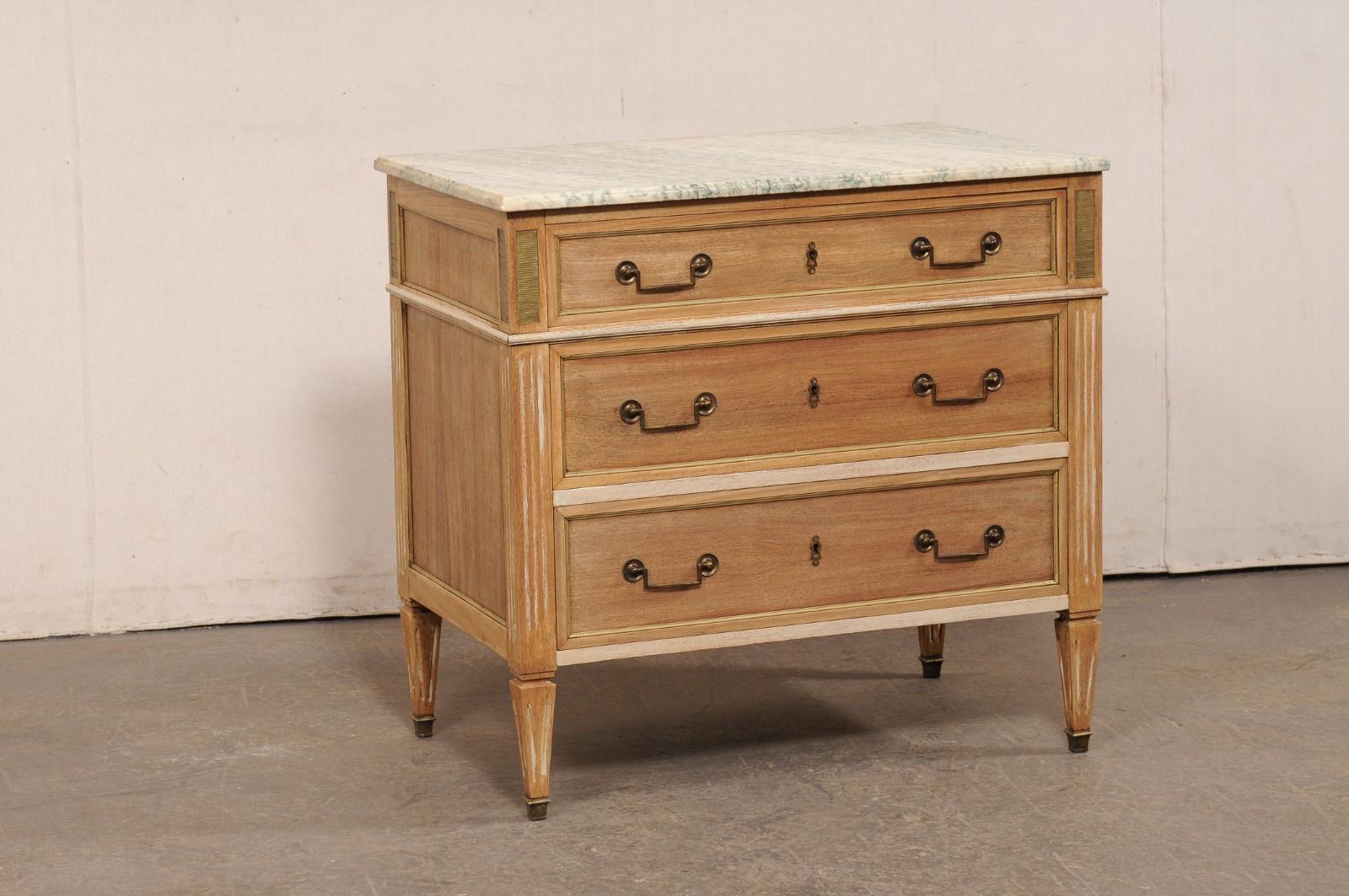 Una commode in legno in stile neoclassico francese, con un piano in marmo unico e bellissimo, risalente alla metà del XX secolo. Questo mobile della metà del secolo scorso, proveniente dalla Francia, presenta un piano in marmo di forma rettangolare,