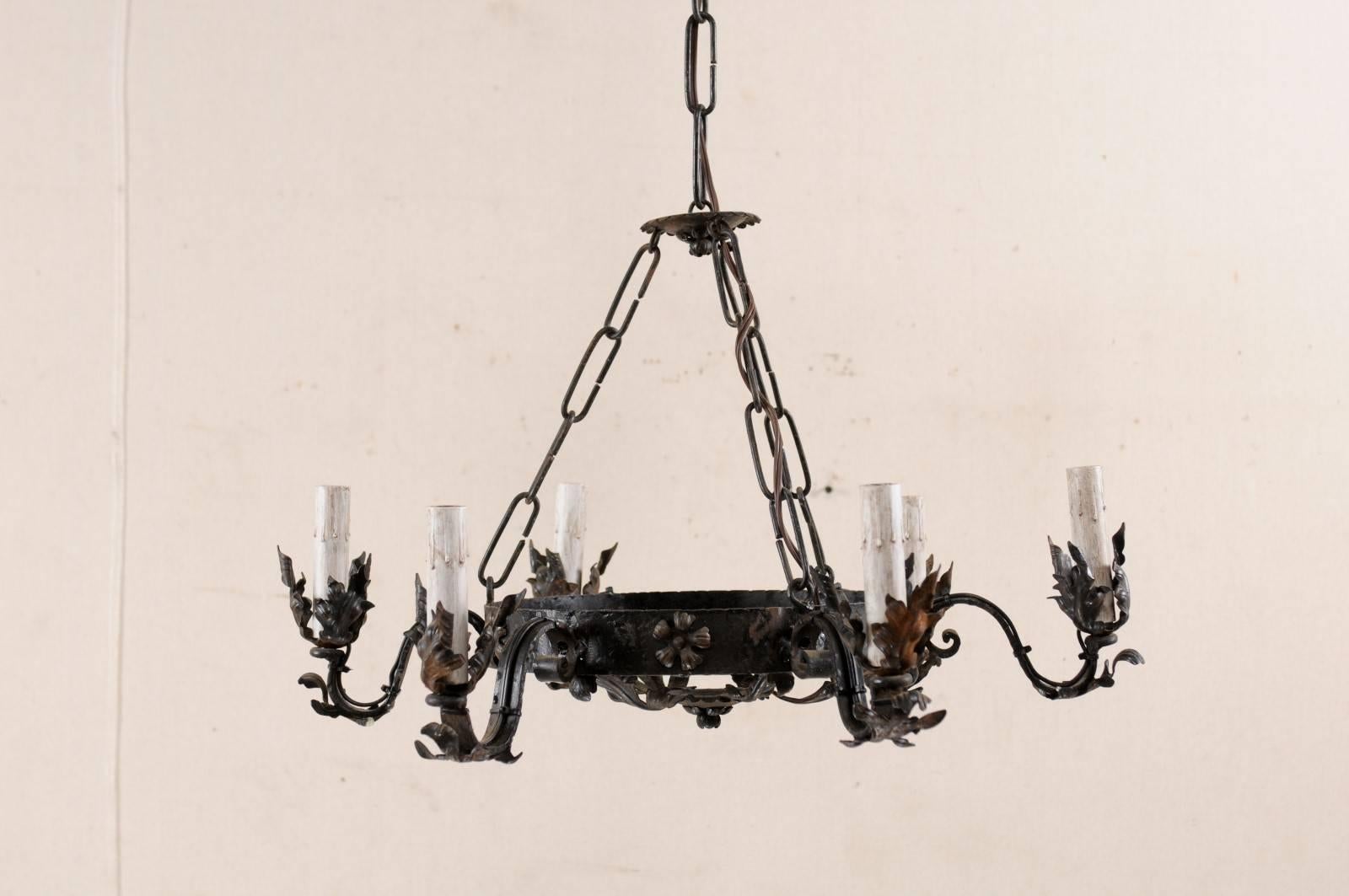 French Mid-20th Century Ring Shaped Dark Iron Chandelier with Floral and Leaf Motifs For Sale